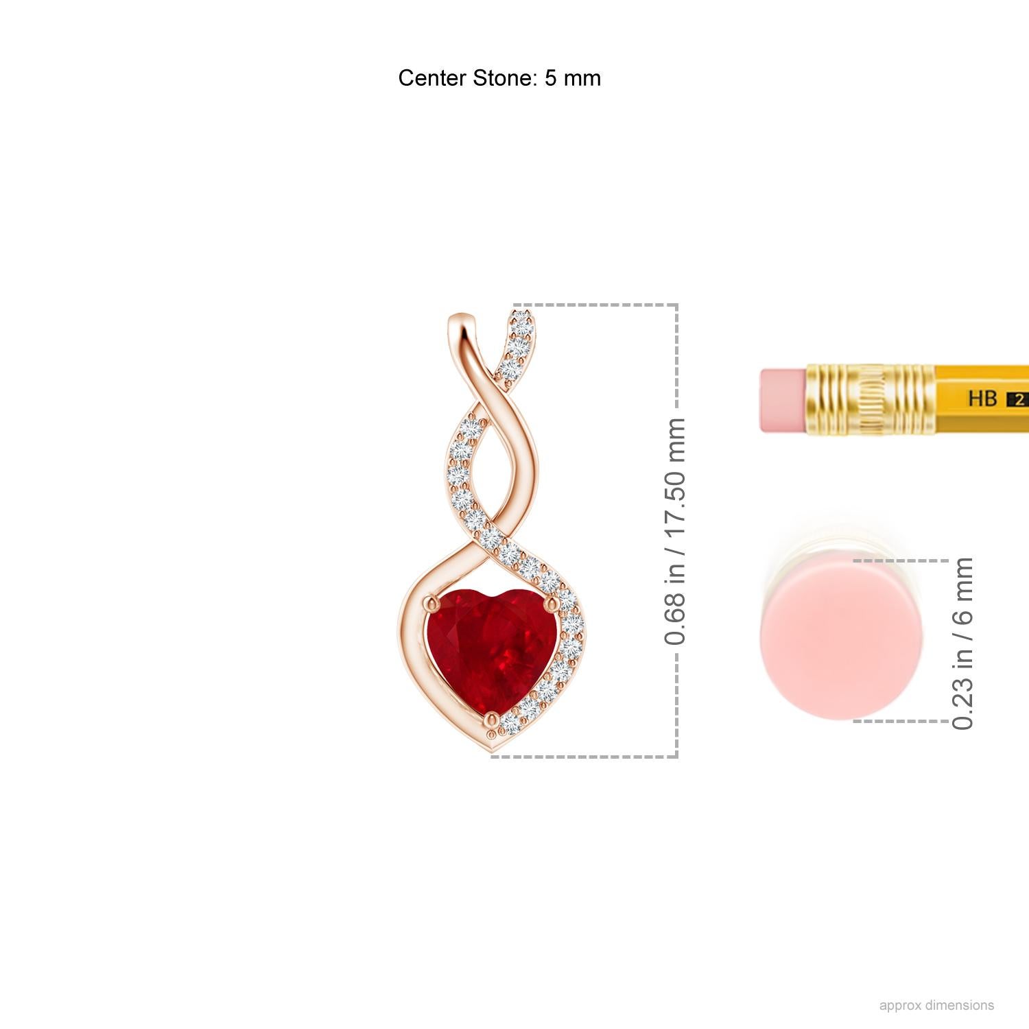 Una tira tachonada de diamantes se entrelaza con una tira de metal brillante para formar un ornamentado infinito. En medio del elegante infinito flota un rubí rojo en forma de corazón en un engaste de garras. Los brillantes diamantes infunden un