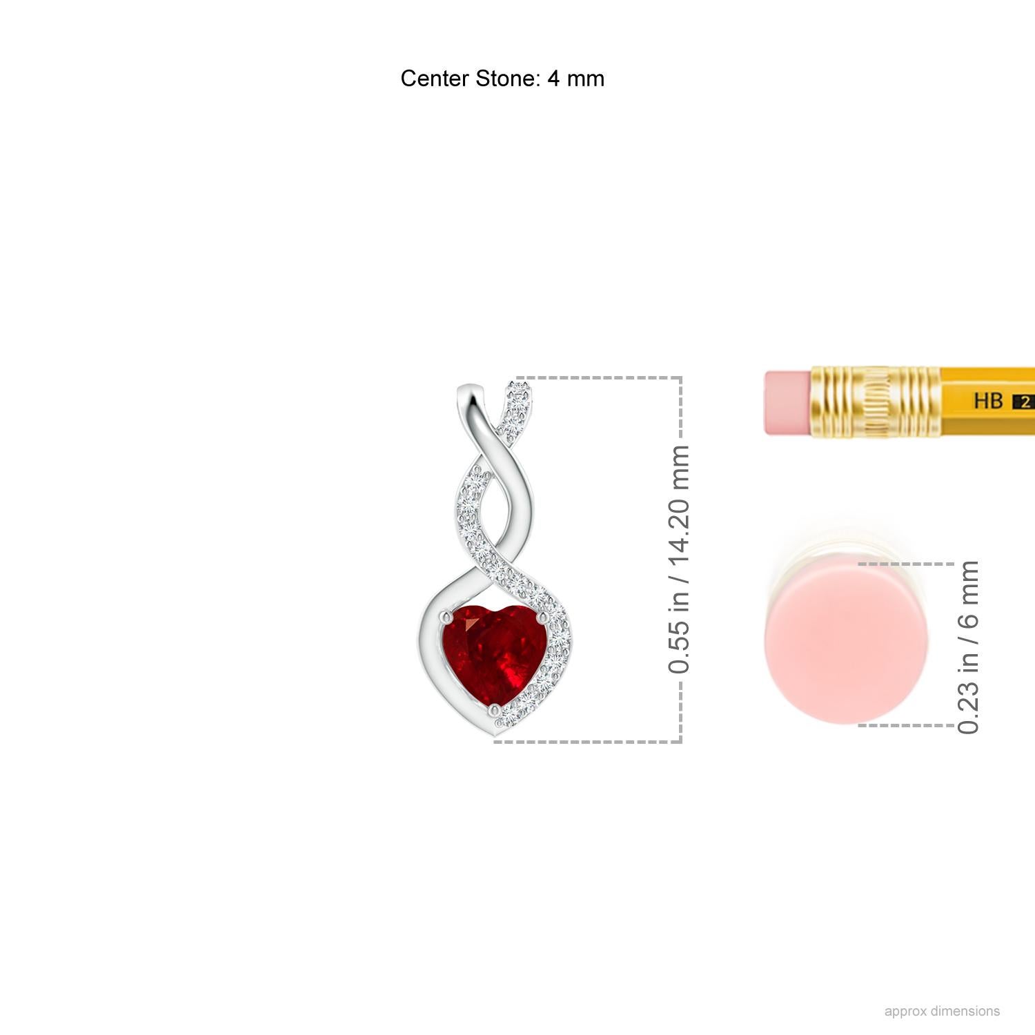 Una tira tachonada de diamantes se entrelaza con una tira de metal brillante para formar un ornamentado infinito. En medio del elegante infinito flota un rubí rojo en forma de corazón en un engaste de garras. Los brillantes diamantes infunden un