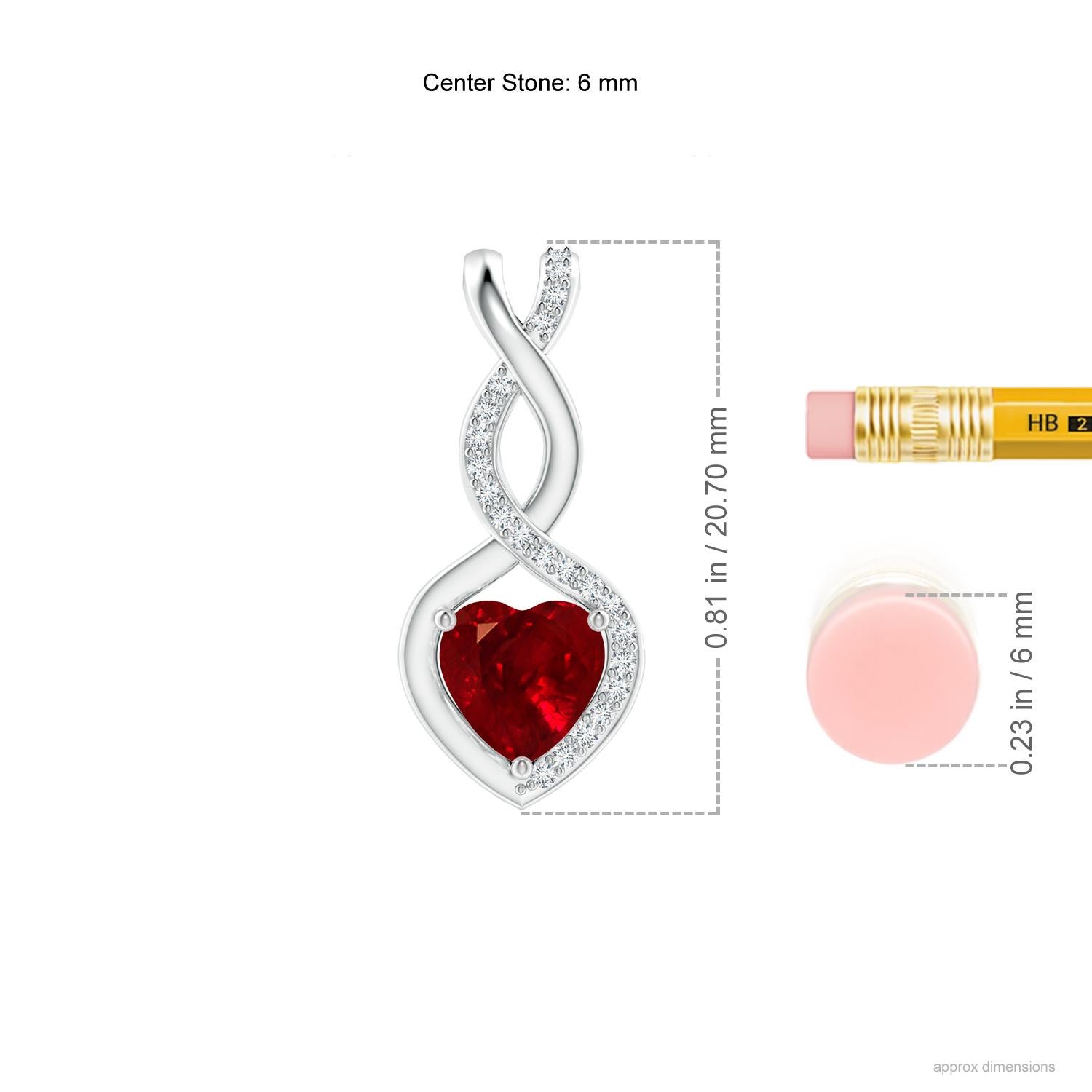 Una tira tachonada de diamantes se entrelaza con una tira de metal brillante para formar un ornamentado infinito. En medio del elegante infinito flota un rubí rojo en forma de corazón en un engaste de garras. Los brillantes diamantes infunden un