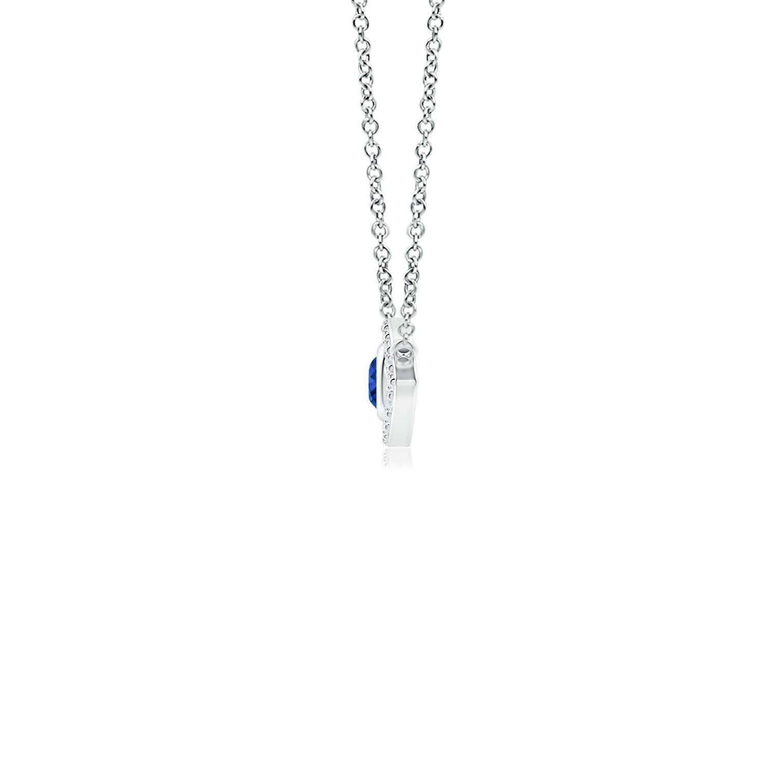 Suspendue gracieusement à une balle en métal brillant, une monture sertie de diamants est ornée d'un saphir rond serti au centre. Les diamants étincelants créent un contraste saisissant avec le saphir bleu profond. Fabriqué en or blanc 14k, ce