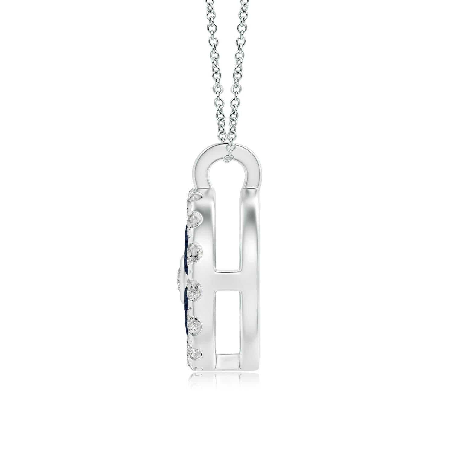 Des saphirs bleus d'une beauté fascinante sont disposés dans un motif floral au sein d'un halo scintillant de diamants. Le diamant rond au cœur du pendentif brille de mille feux, rehaussant le charme de ce pendentif en or blanc 14k à grappes de