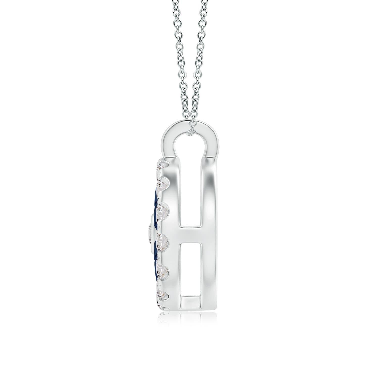 Des saphirs bleus d'une beauté fascinante sont disposés dans un motif floral au sein d'un halo scintillant de diamants. Le diamant rond au cœur du pendentif brille de mille feux, rehaussant le charme de ce pendentif en or blanc 14k à grappes de