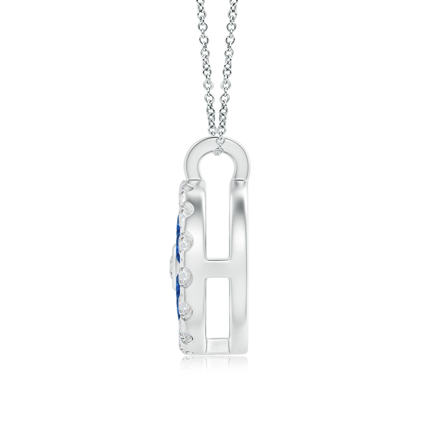 Des saphirs bleus d'une beauté fascinante sont disposés dans un motif floral au sein d'un halo scintillant de diamants. Le diamant rond au cœur du pendentif brille de mille feux, rehaussant le charme de ce pendentif en or blanc 14k à grappes de