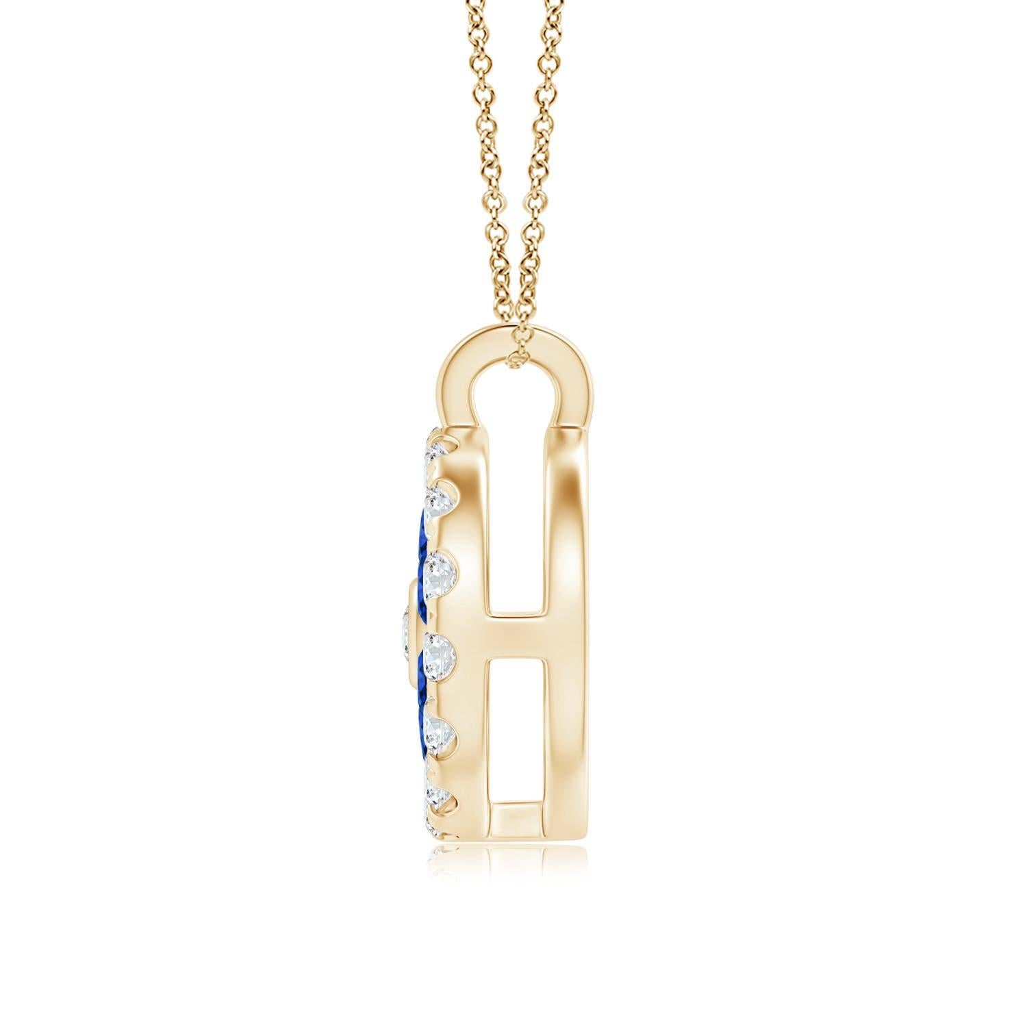 Des saphirs bleus d'une beauté fascinante sont disposés dans un motif floral au sein d'un halo scintillant de diamants. Le diamant rond au cœur du pendentif brille de mille feux et rehausse le charme de ce pendentif en or jaune 14 carats en forme de