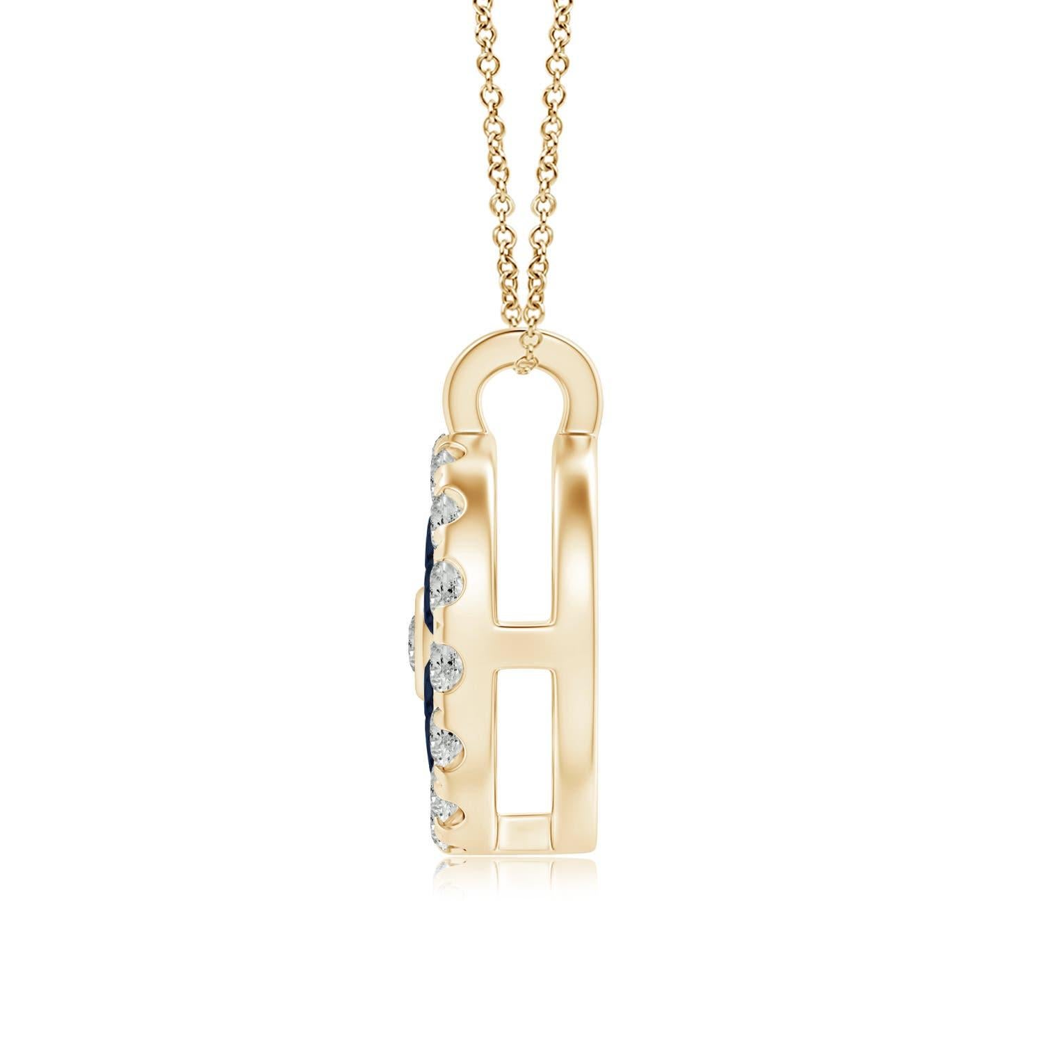 Des saphirs bleus d'une beauté fascinante sont disposés dans un motif floral au sein d'un halo scintillant de diamants. Le diamant rond au cœur du pendentif brille de mille feux et rehausse le charme de ce pendentif en or jaune 14 carats en forme de