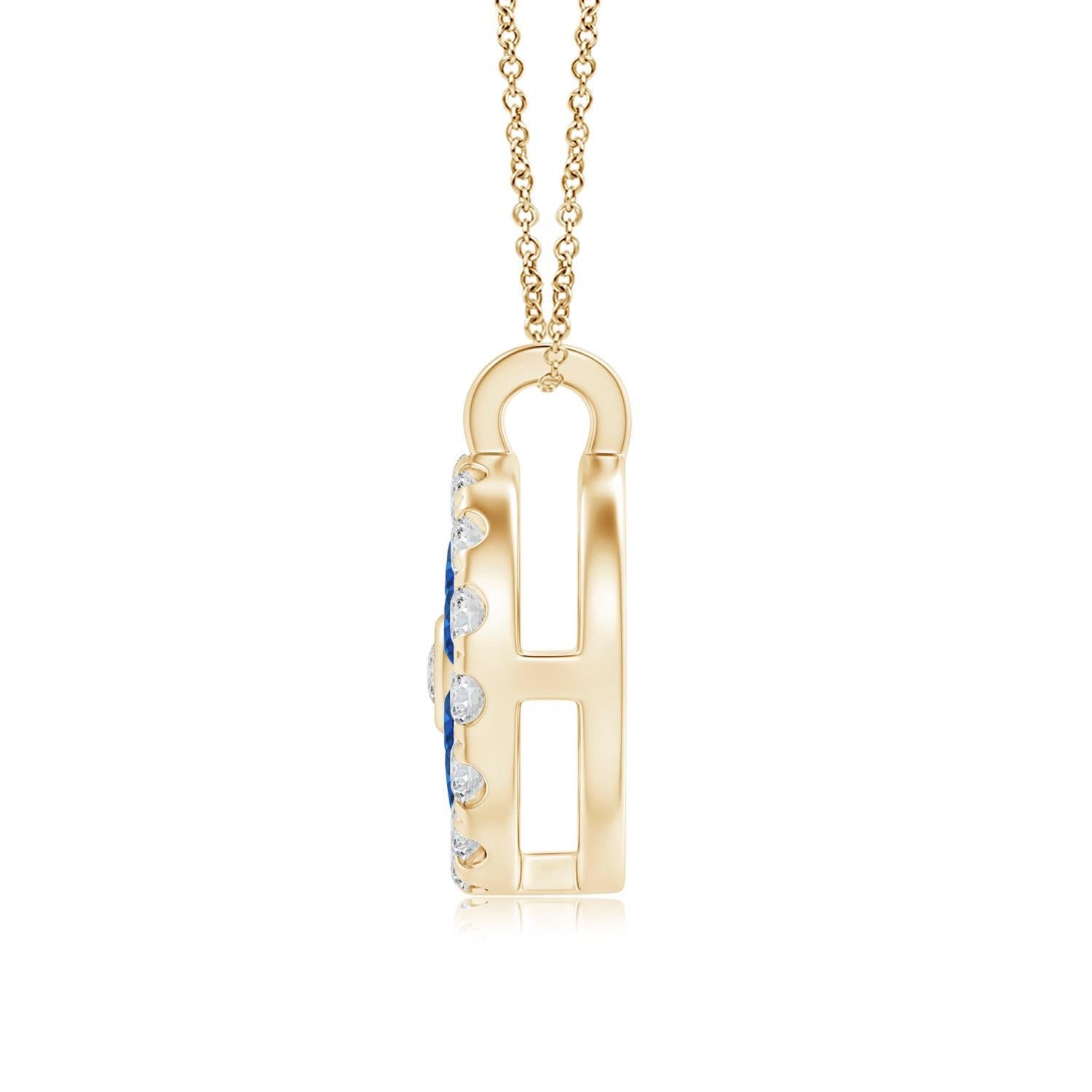Des saphirs bleus d'une beauté fascinante sont disposés dans un motif floral au sein d'un halo scintillant de diamants. Le diamant rond au cœur du pendentif brille de mille feux, rehaussant le charme de ce pendentif en or jaune 14k à grappe de