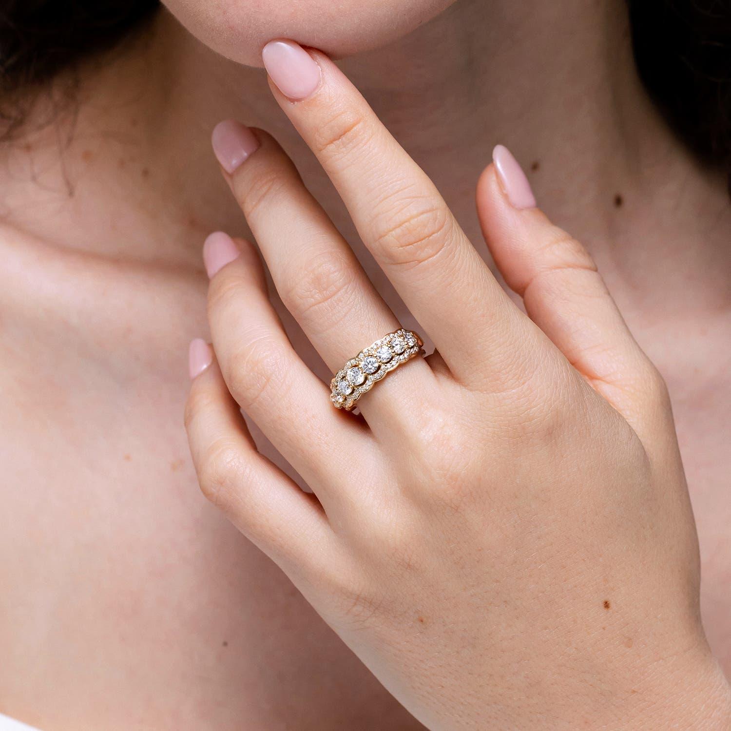 Angara Natural Scalloped-Edge Diamond Anniversary Ring in 14K massivem Gold (Moderne) im Angebot