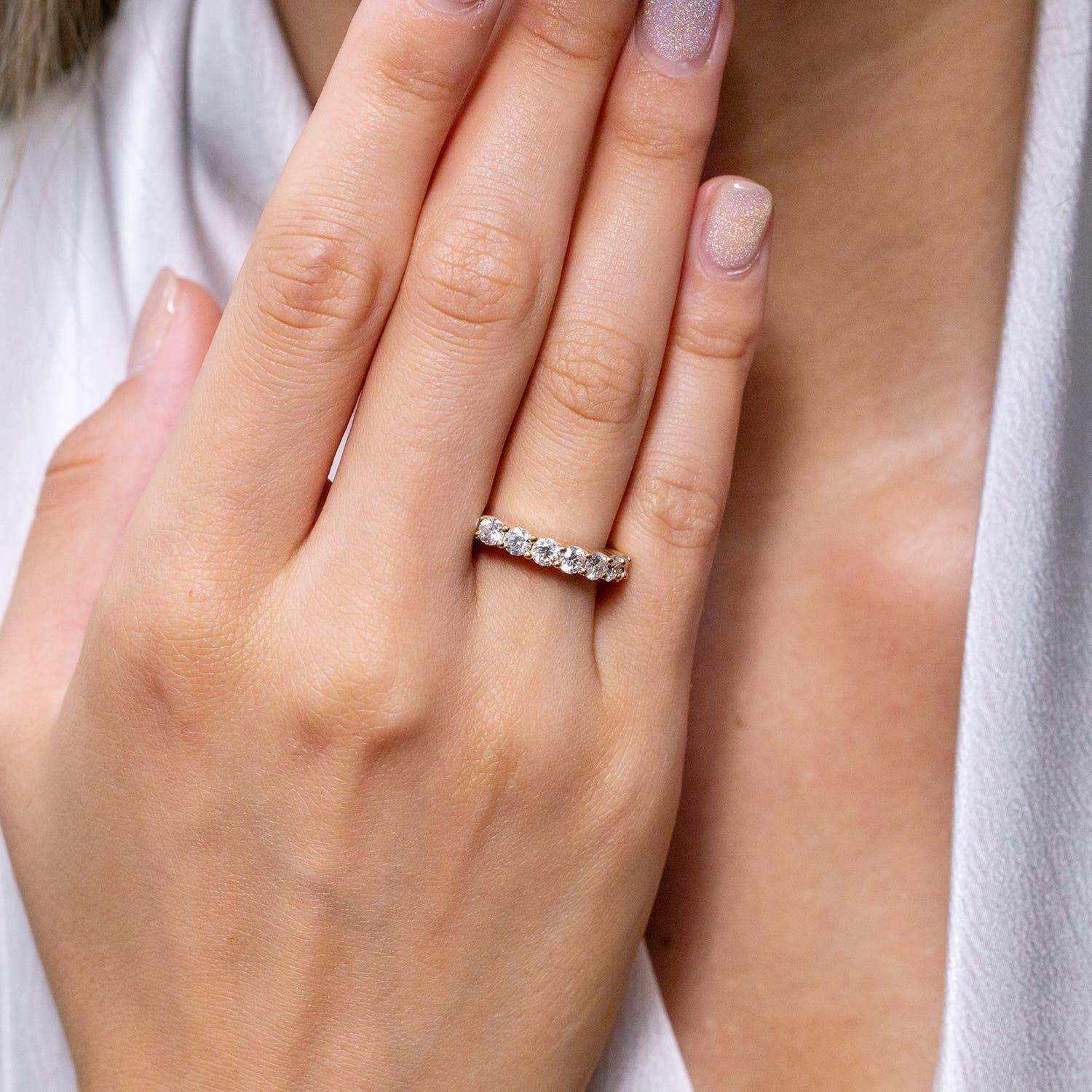 Angara natürlichen sieben Stein 1,02 ct Diamant Ehering in 14K massivem Gold (Moderne) im Angebot