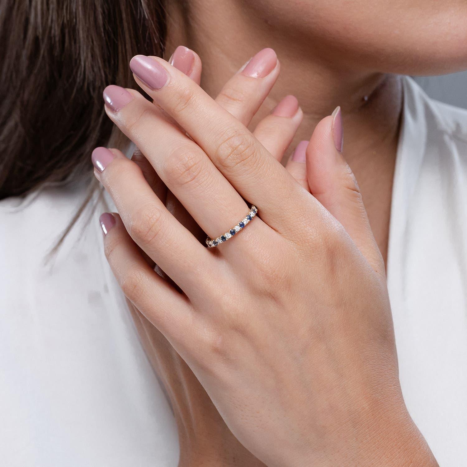 Angara natürlichen geteilt Prong Saphir und Diamant Eternity Band in 14K massivem Gold (Moderne) im Angebot
