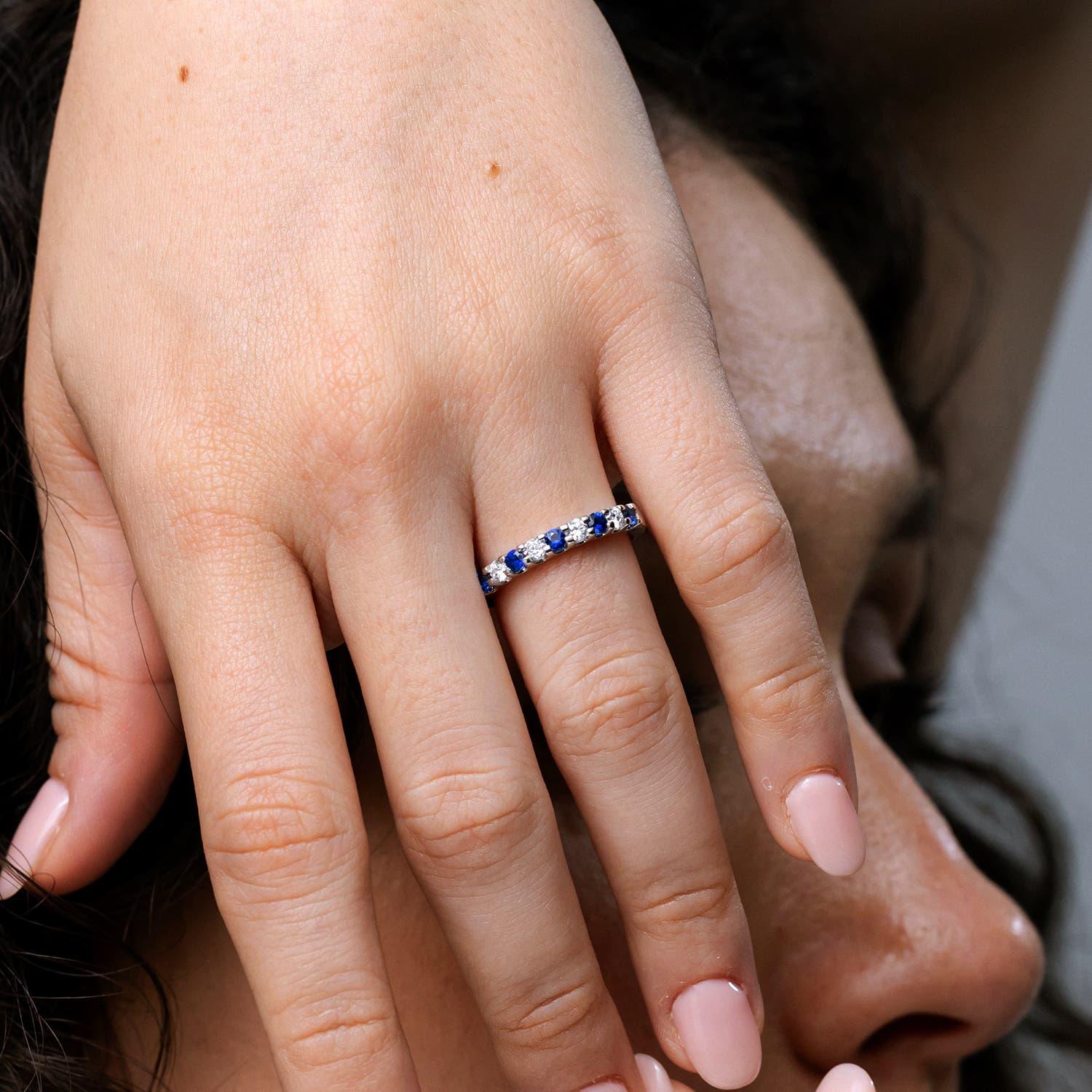 Anillo de media eternidad Angara de zafiro natural y diamante con garras compartidas en oro de 14 quilates Moderno en venta