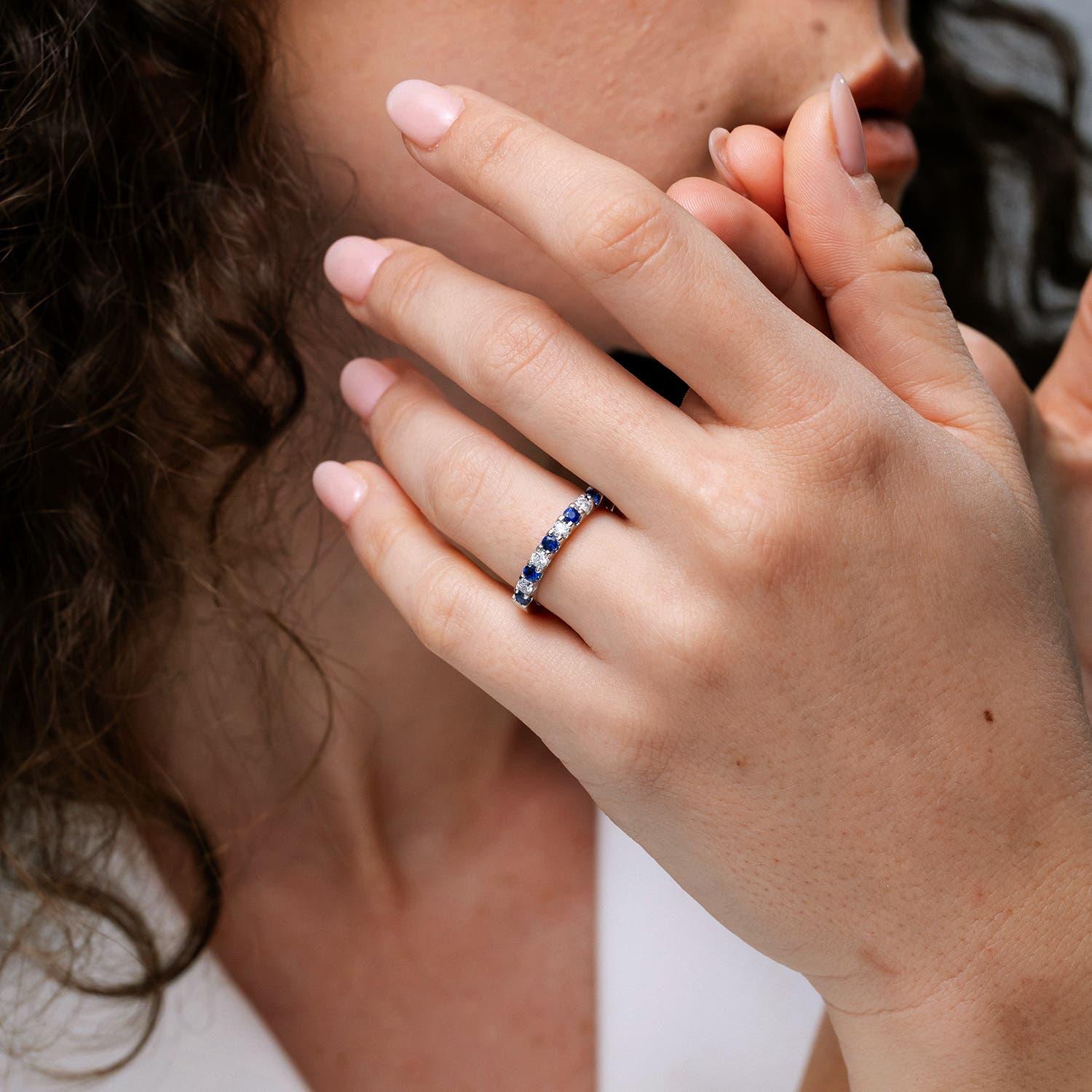 Anillo de media eternidad Angara de zafiro natural y diamante con garras compartidas en oro de 14 quilates Corte redondo en venta
