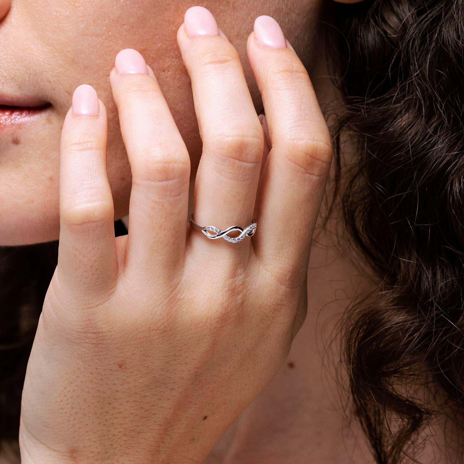 Anillo Infinito Angara de Diamantes Naturales de una Cara entrecruzados en Oro Macizo de 14 K Corte redondo en venta