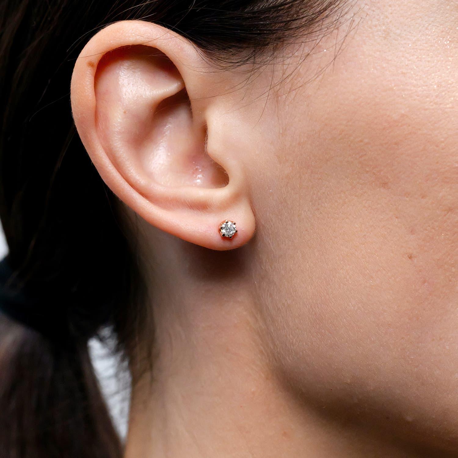 Taille ronde Angara Natural Six Prong-Set Diamond Solitaire Filigree Stud Earring in 14K Gold (Clou d'oreille filigrane en or) en vente