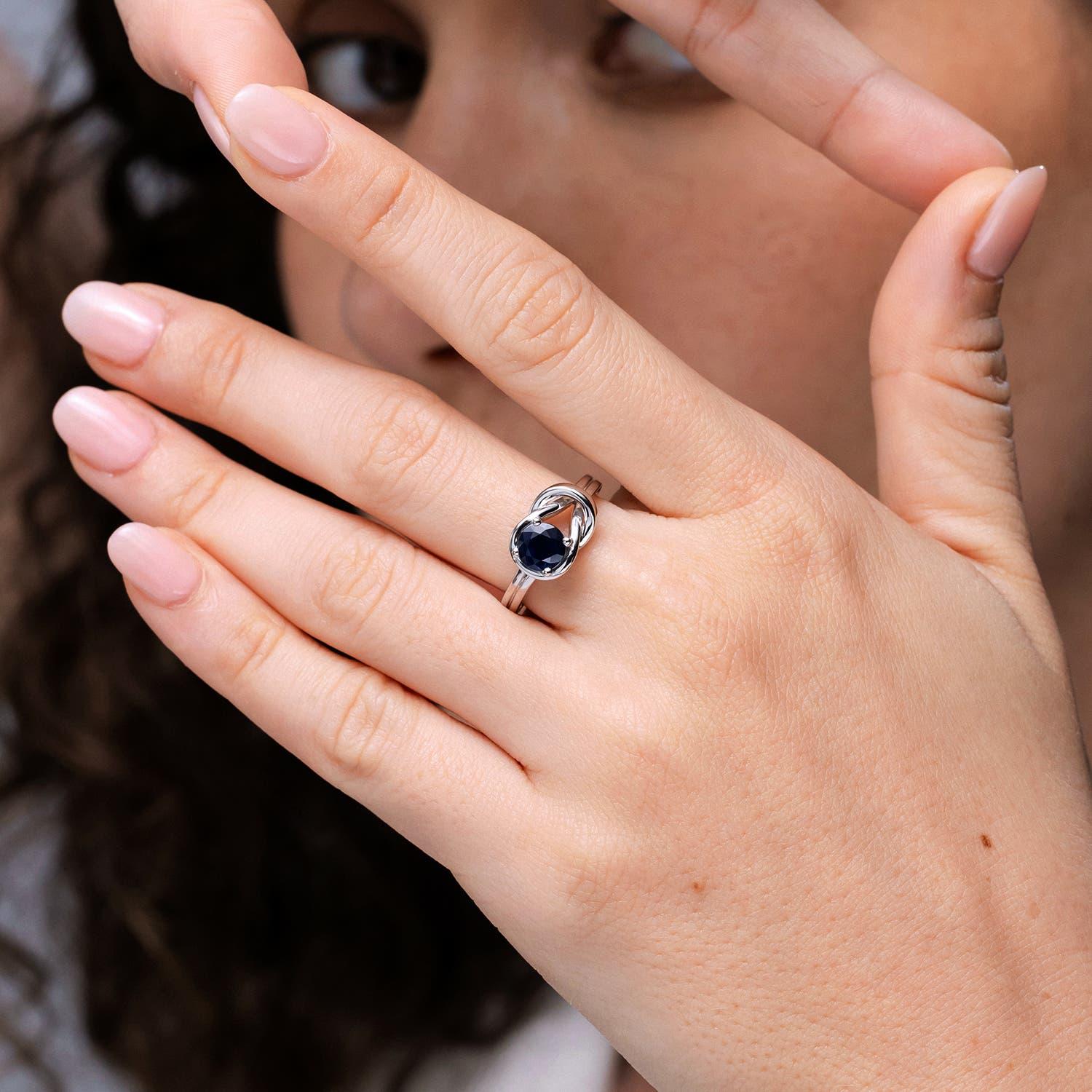 Angara Natürlicher Solitär 1 ct Blauer Saphir Knoten Verlobungsring in 14K Gold (Moderne) im Angebot