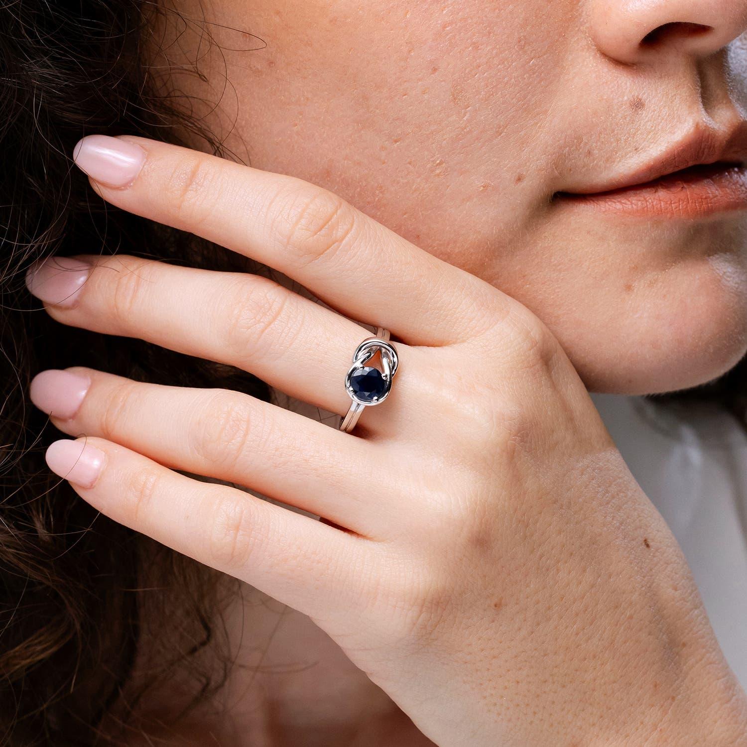 Angara Natürlicher Solitär 1 ct Blauer Saphir Knoten Verlobungsring in 14K Gold (Rundschliff) im Angebot