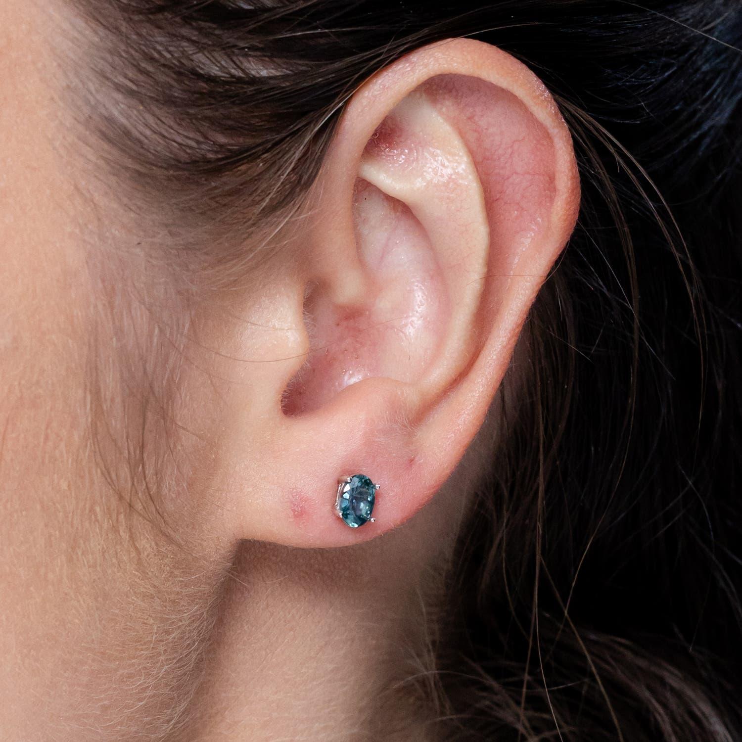 Angara Natürlicher Solitär 1,2 kt Teal Montana Saphir Ohrstecker in 14K Gold (Moderne) im Angebot