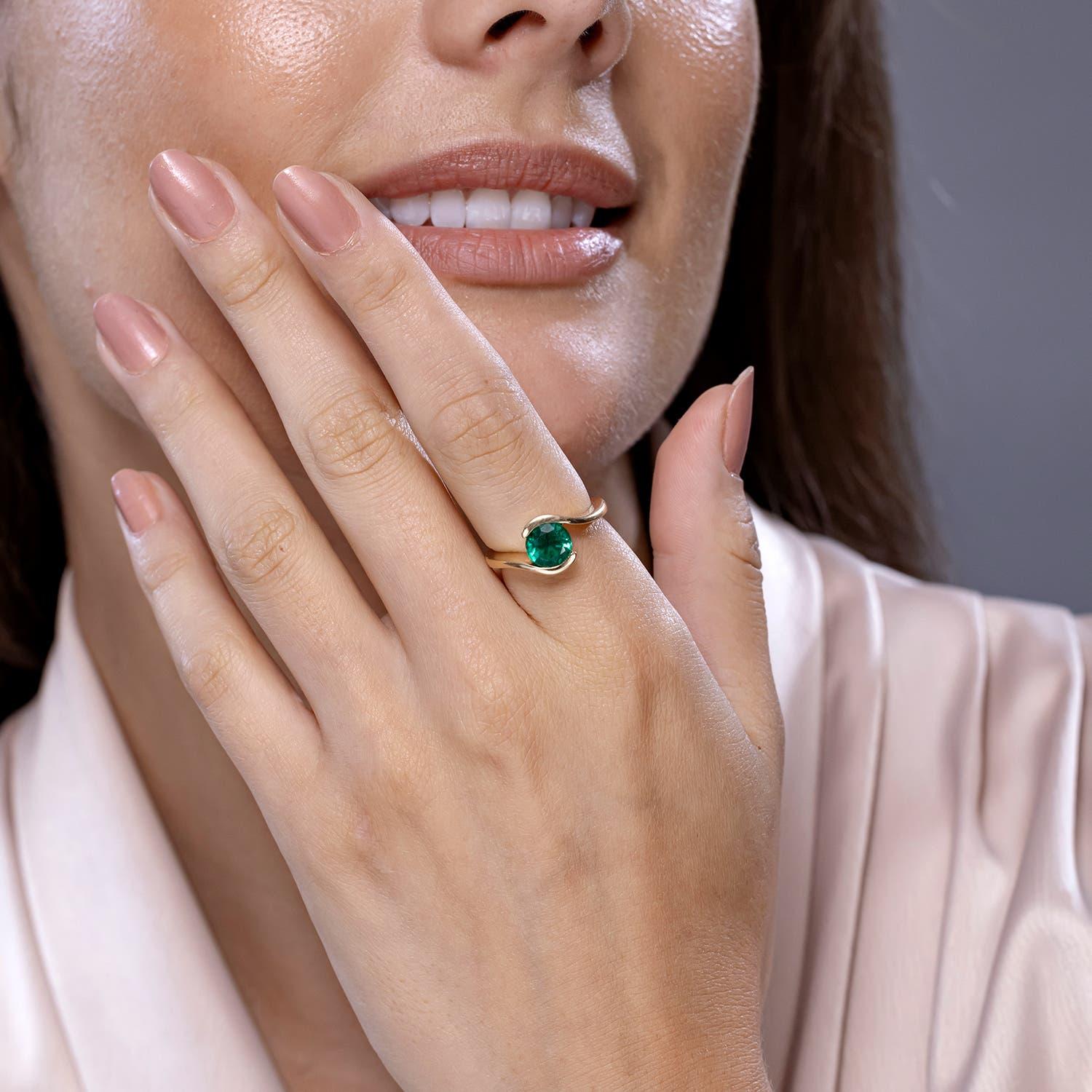 Angara natürlichen Solitär 1,5 ct Smaragd Bypass Verlobungsring in 14K massivem Gold (Moderne) im Angebot
