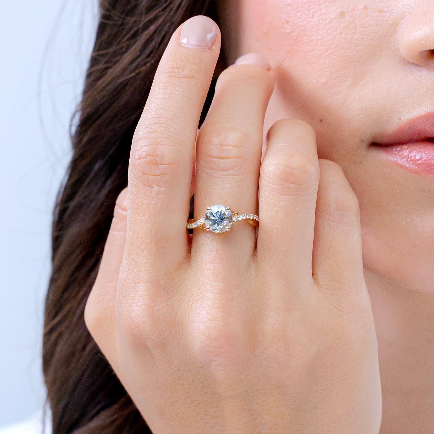 Moderno Anello di fidanzamento Angara Natural Solitaire 1.6 ct con acquamarina in oro massiccio 14K in vendita