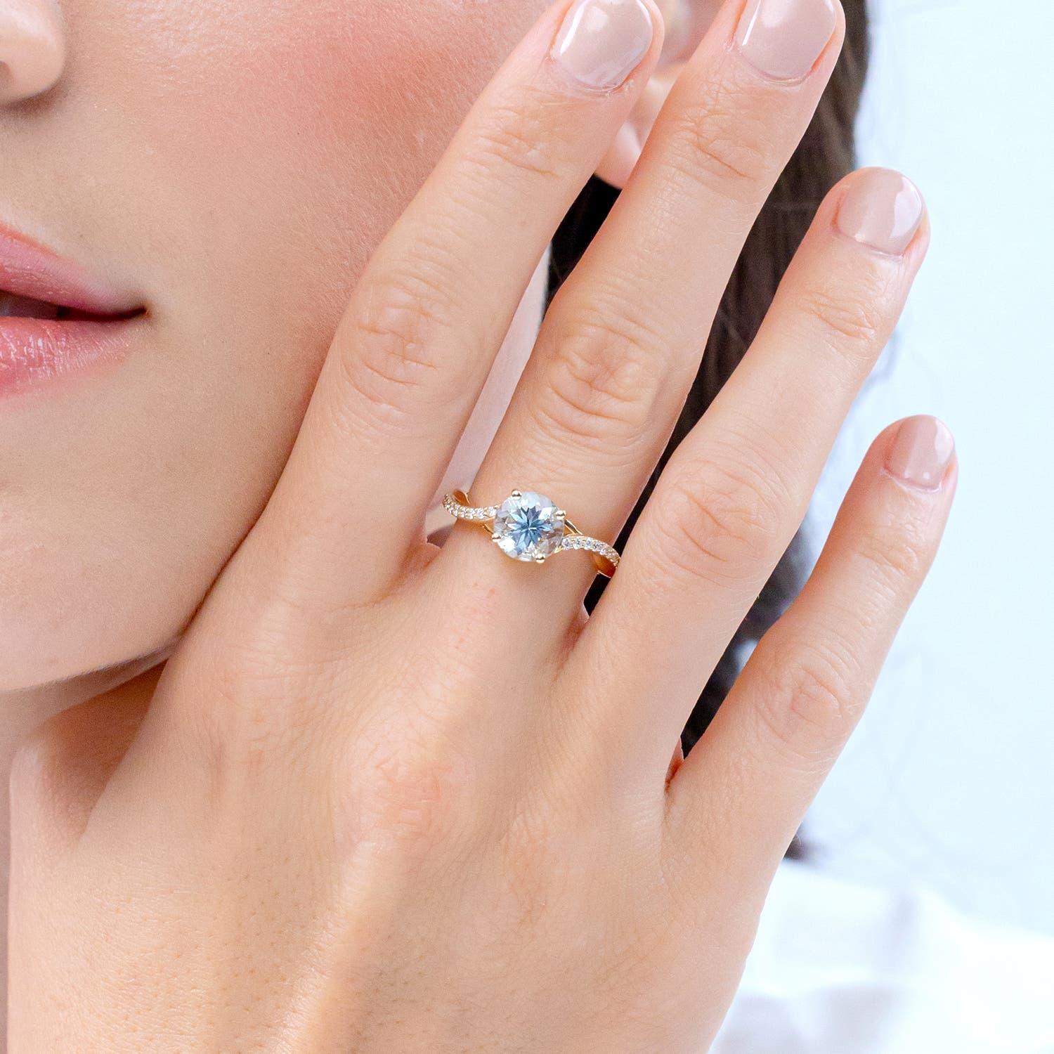 Taglio rotondo Anello di fidanzamento Angara Natural Solitaire 1.6 ct con acquamarina in oro massiccio 14K in vendita