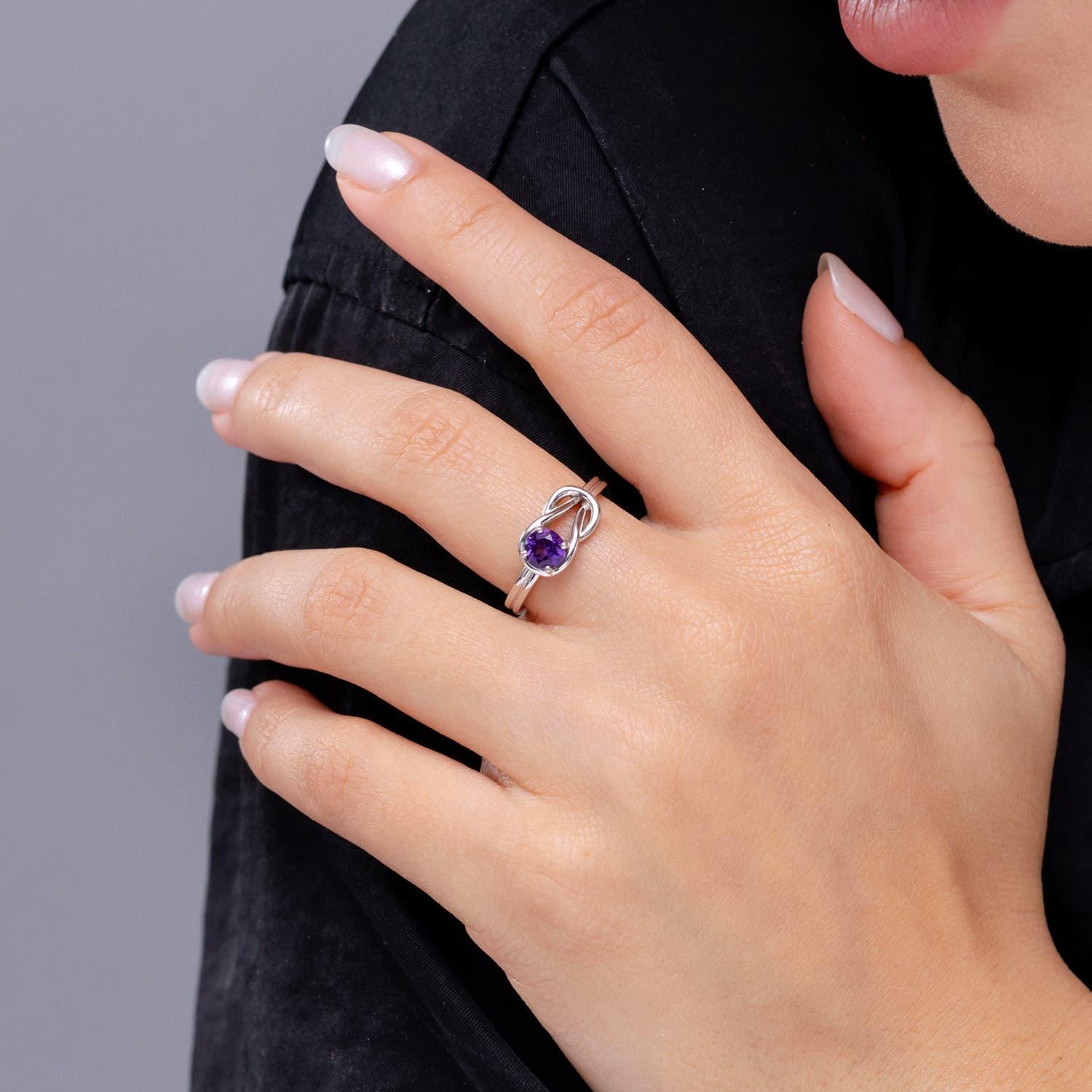Moderno Anello Angara con solitario naturale di ametista e nodo infinito in oro massiccio 14K per donna in vendita