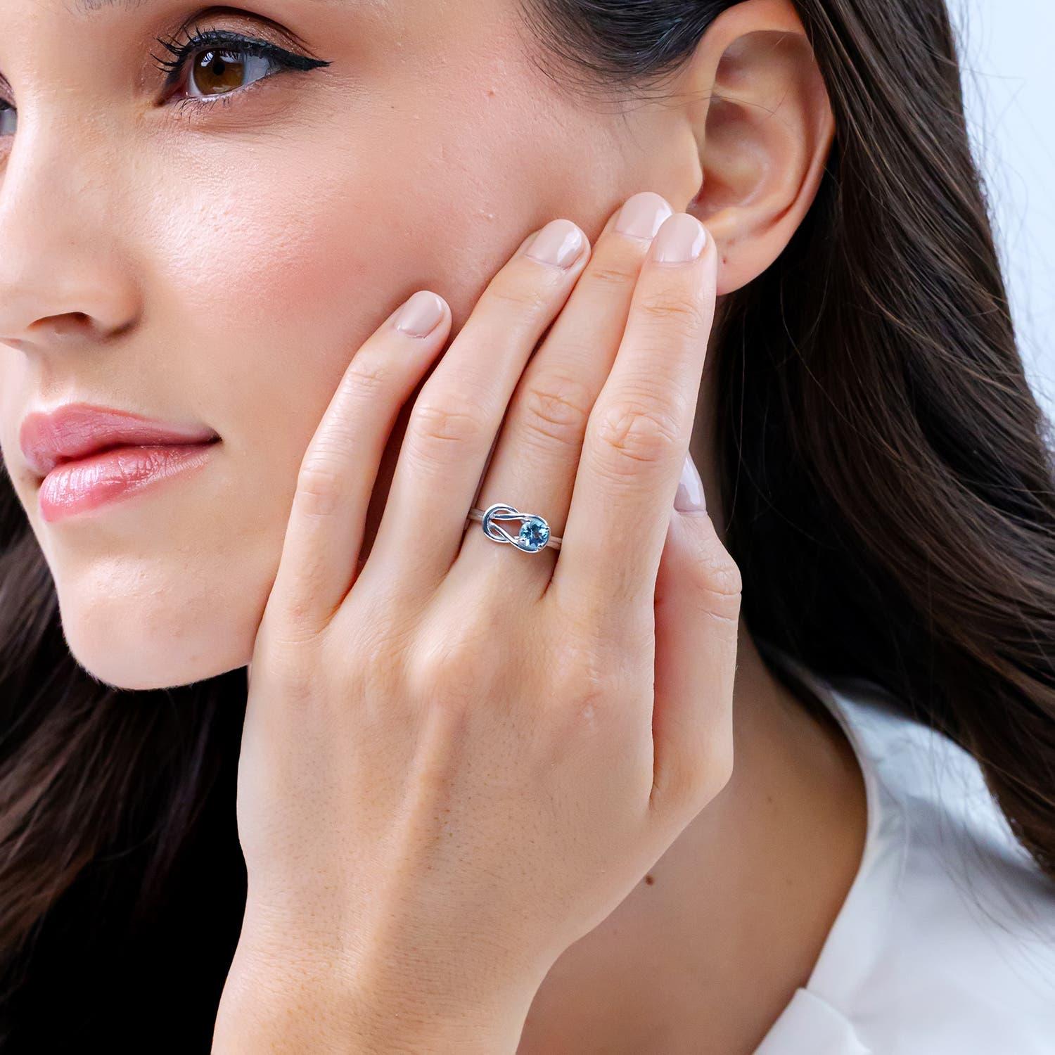 Angara natürlichen Solitär Aquamarin Unendlichkeit Knoten Verlobungsring in 14K Gold (Moderne) im Angebot