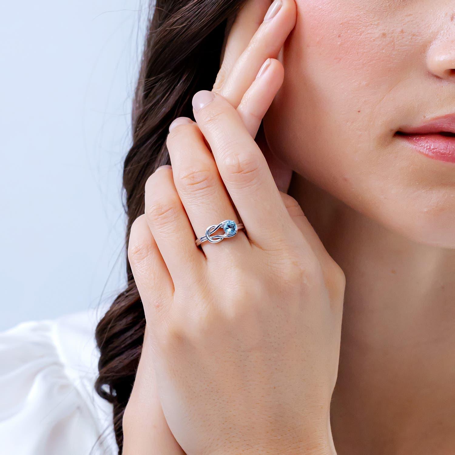 Angara natürlichen Solitär Aquamarin Unendlichkeit Knoten Verlobungsring in 14K Gold (Rundschliff) im Angebot