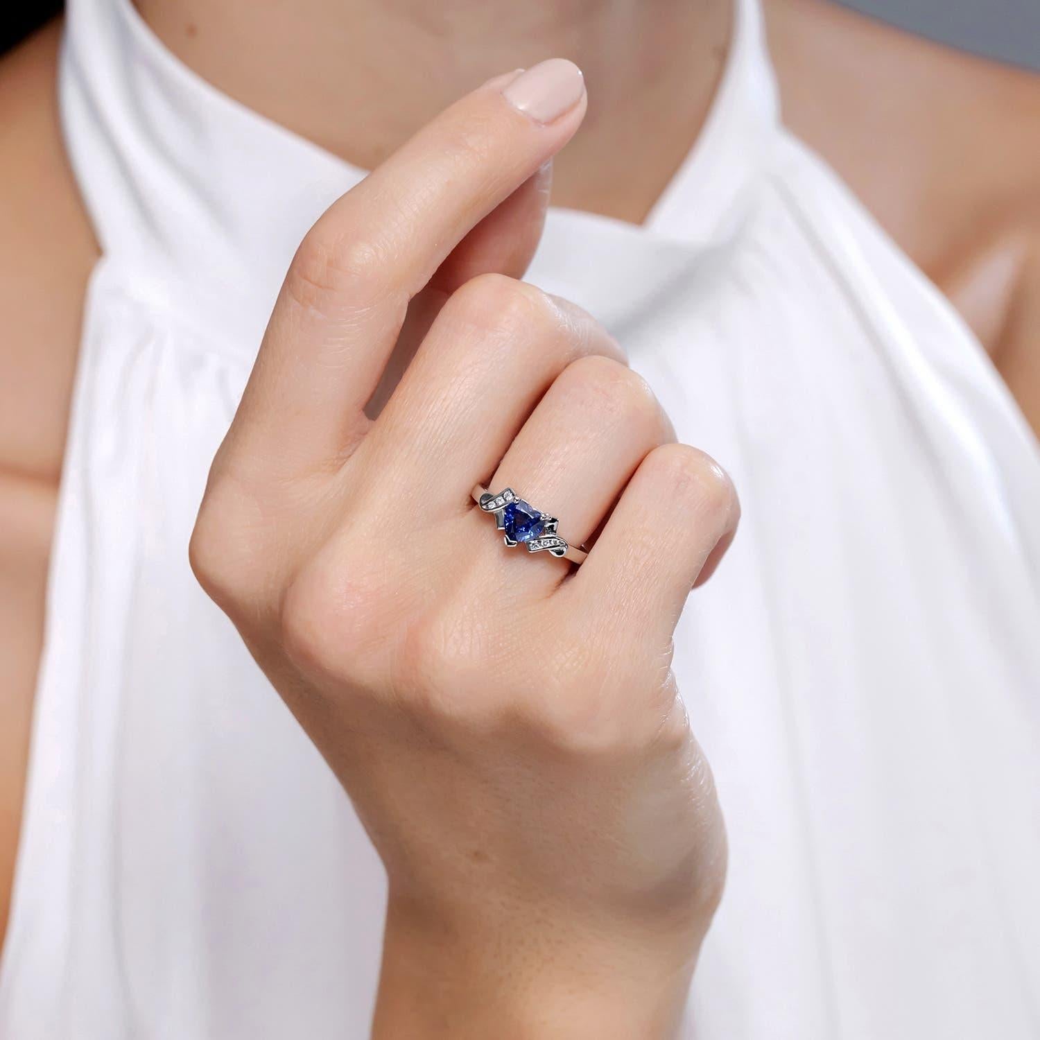 Angara natürlichen Solitär blauer Saphir Herz Ring mit Diamant in 14K massivem Gold (Moderne) im Angebot