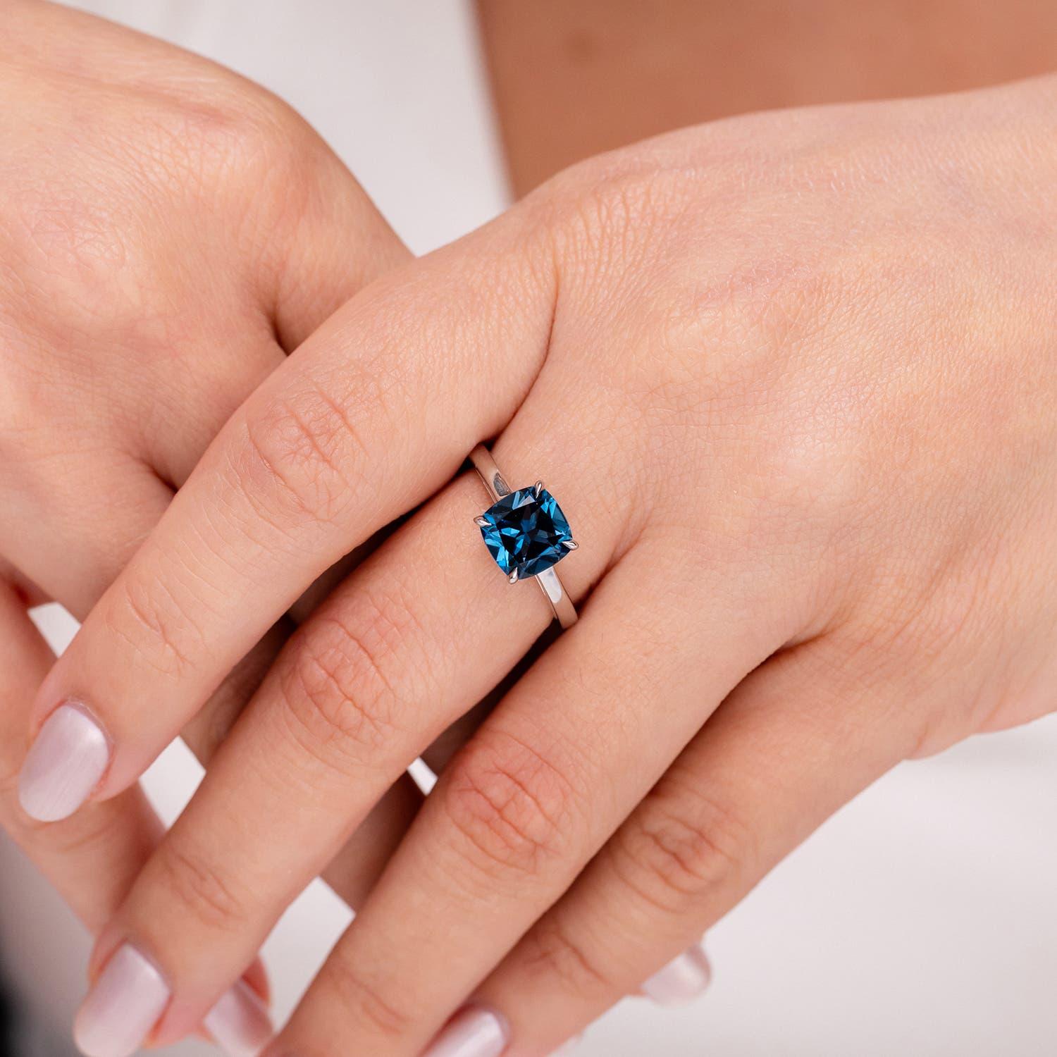 Angara natürlichen Solitär Kissen 2,5ct London Blue Topaz Ring in 14K massivem Gold (Moderne) im Angebot