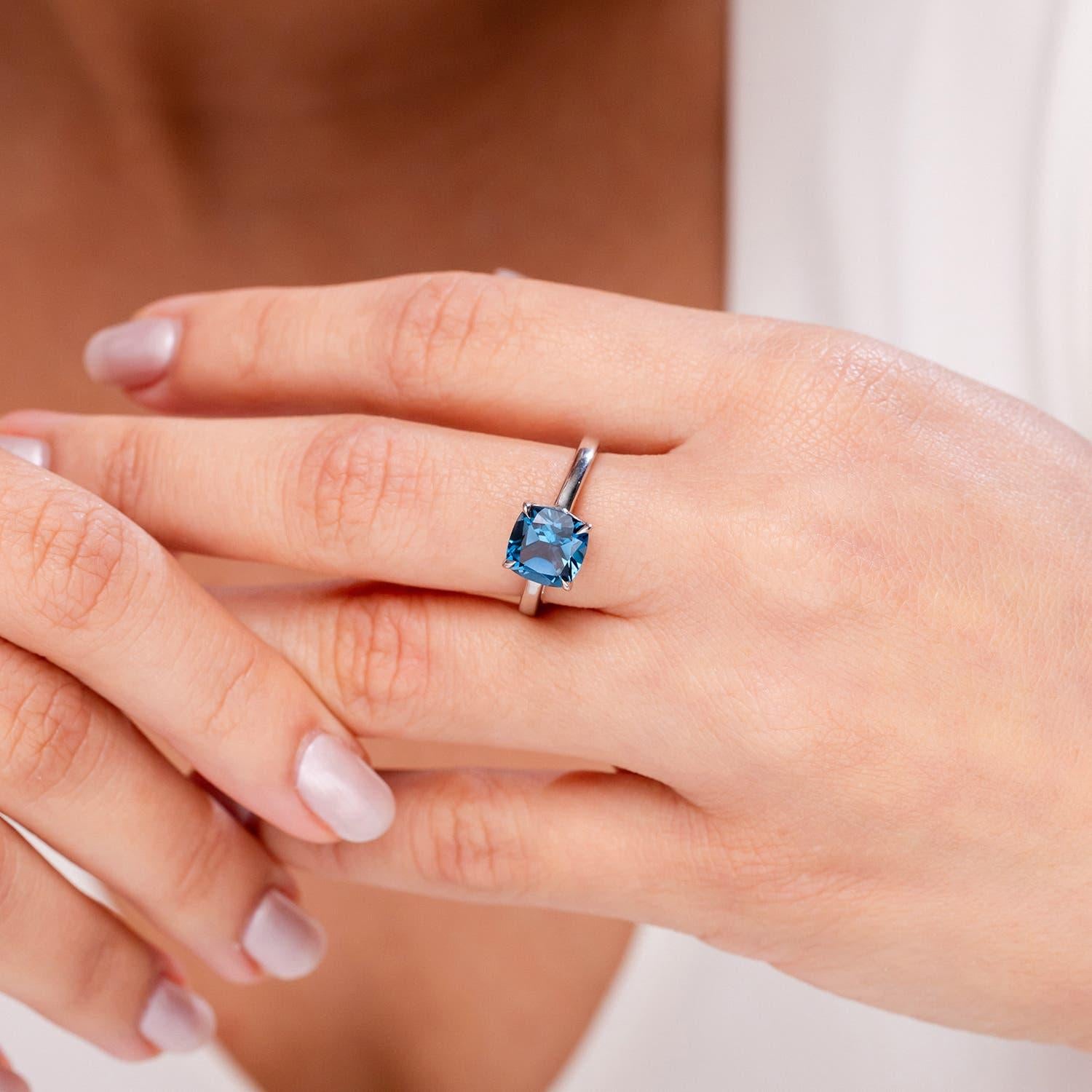 Angara natürlichen Solitär Kissen 2,5ct London Blue Topaz Ring in 14K massivem Gold (Kissenschliff) im Angebot
