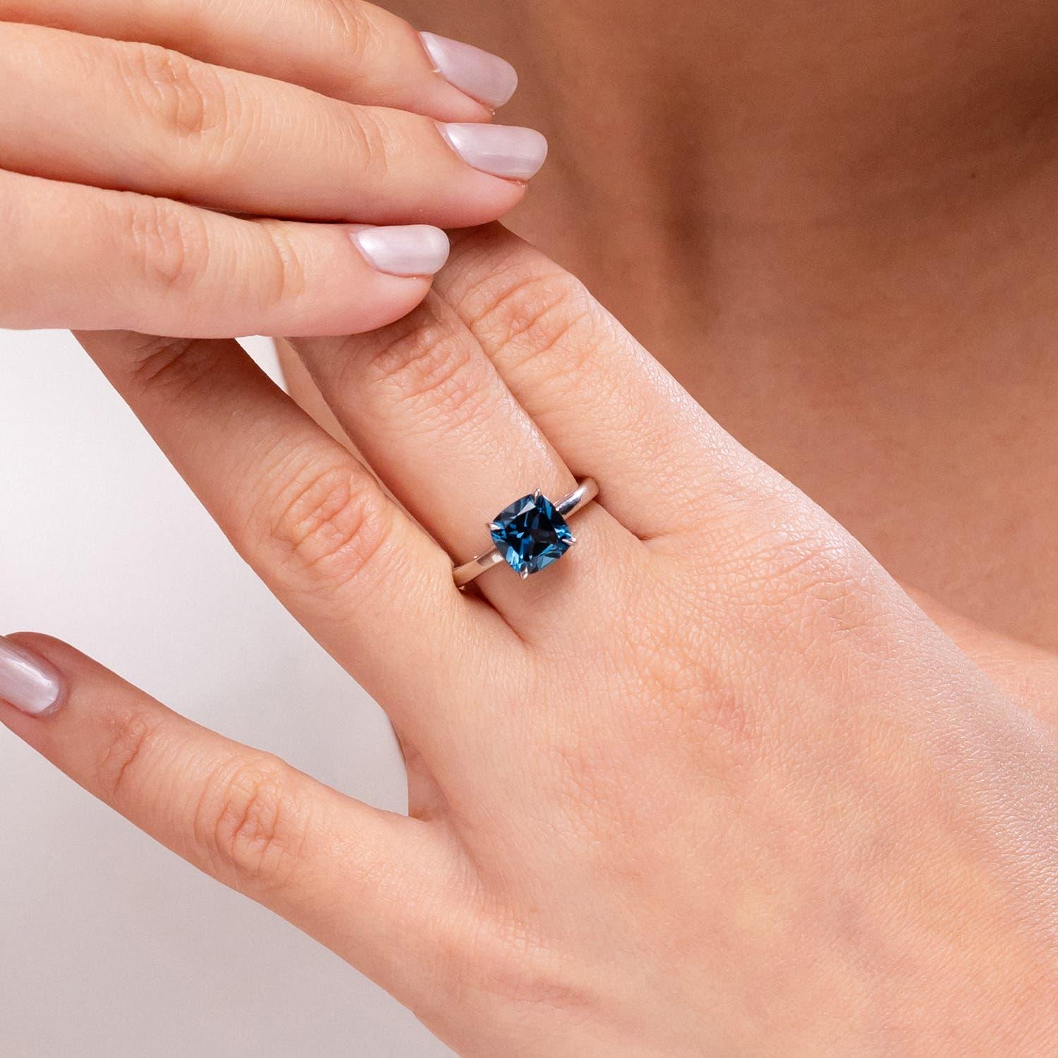 Angara natürlichen Solitär Kissen 2,5ct London Blue Topaz Ring in 14K massivem Gold im Zustand „Neu“ im Angebot in Los Angeles, CA