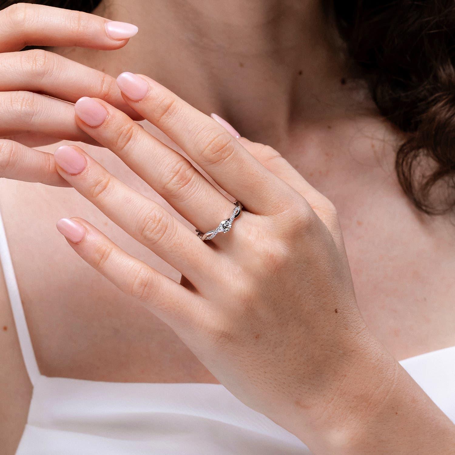 Angara natürlichen Solitär Diamant Verlobungsring in 14K massivem Gold für Frauen (Rundschliff) im Angebot