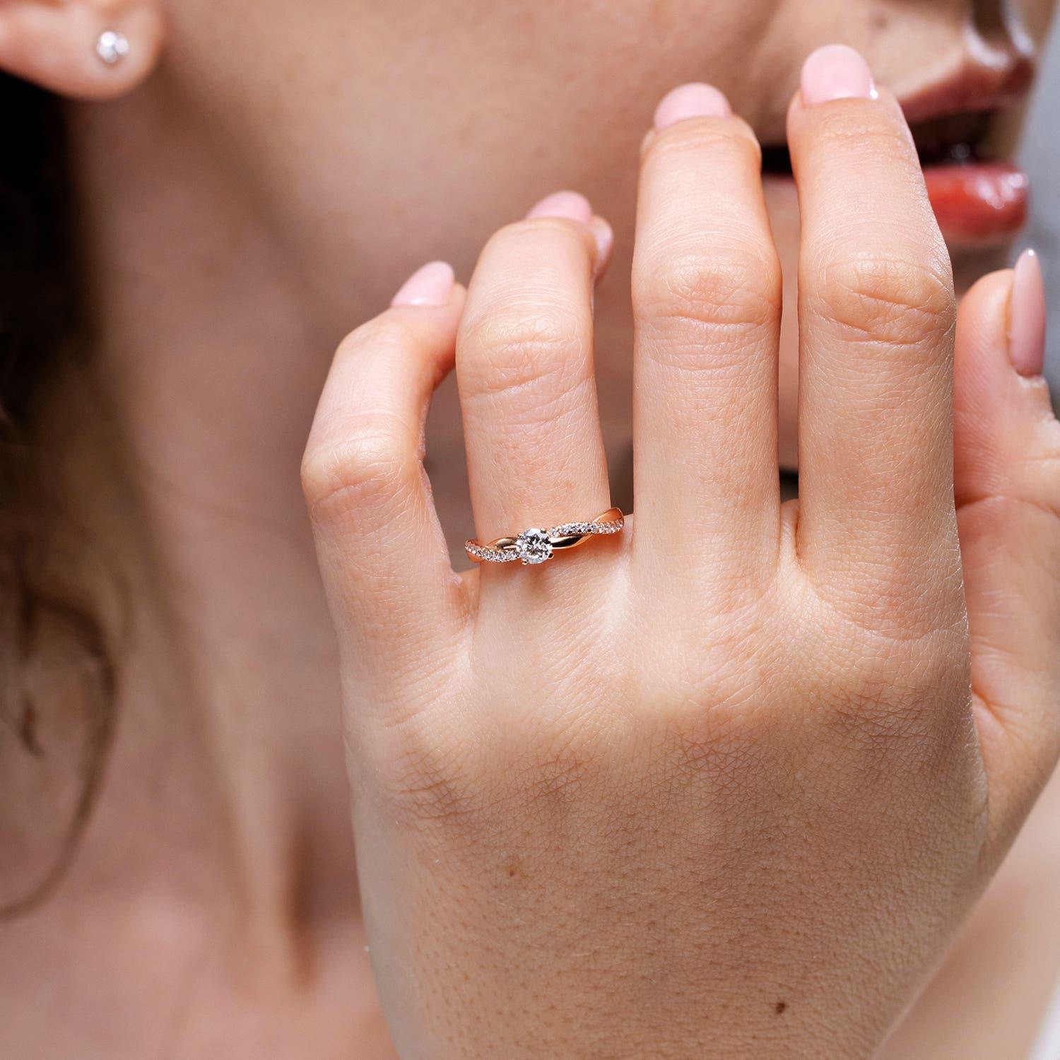 Angara Natürlicher Solitär Diamant Verlobungsring mit Akzenten in 14K massivem Gold (Moderne) im Angebot
