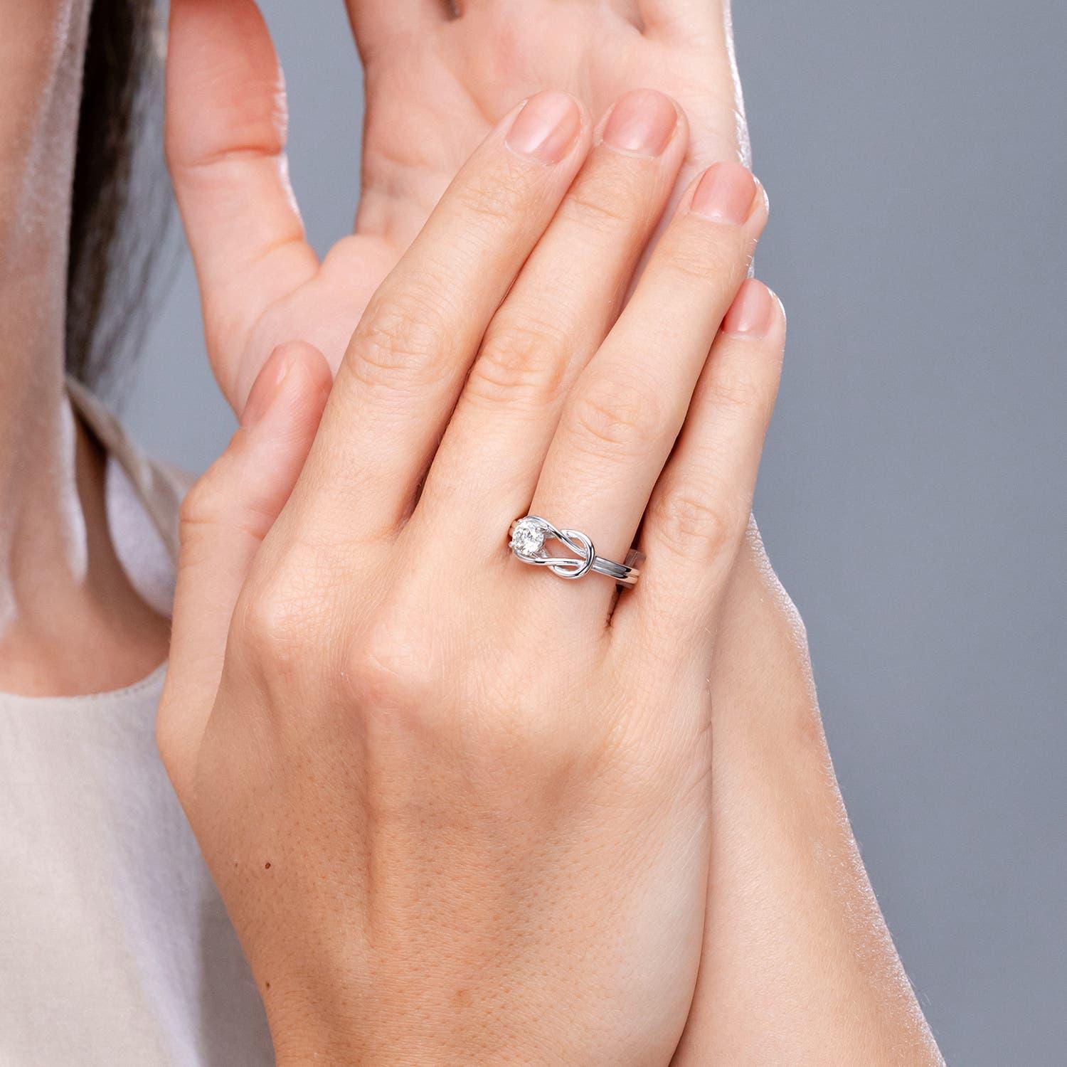 Angara natürlichen Solitär Diamant Infinity Knot Ring in 14K Solid Gold für Frauen (Moderne) im Angebot