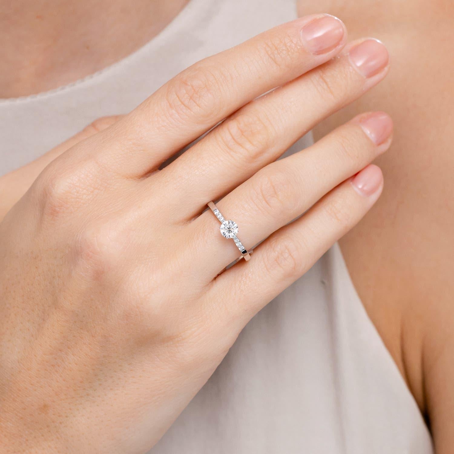Angara Natürlicher Solitär Diamant Verlobungsring mit verjüngtem Schaft in 14K massivem Gold (Moderne) im Angebot
