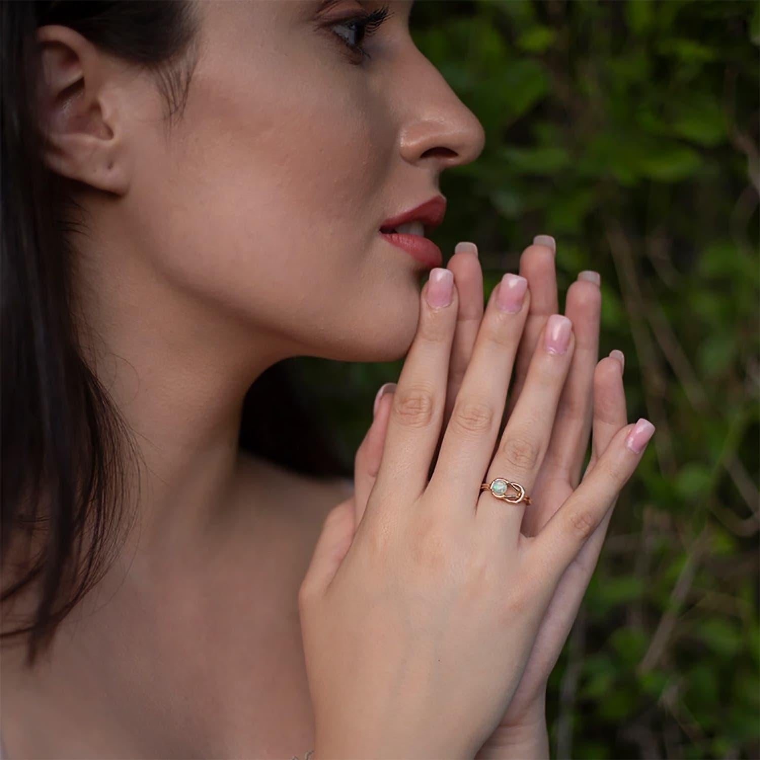 Angara natürlichen Solitär Opal Infinity Knot Ring in 14K Solid Gold für Frauen (Moderne) im Angebot
