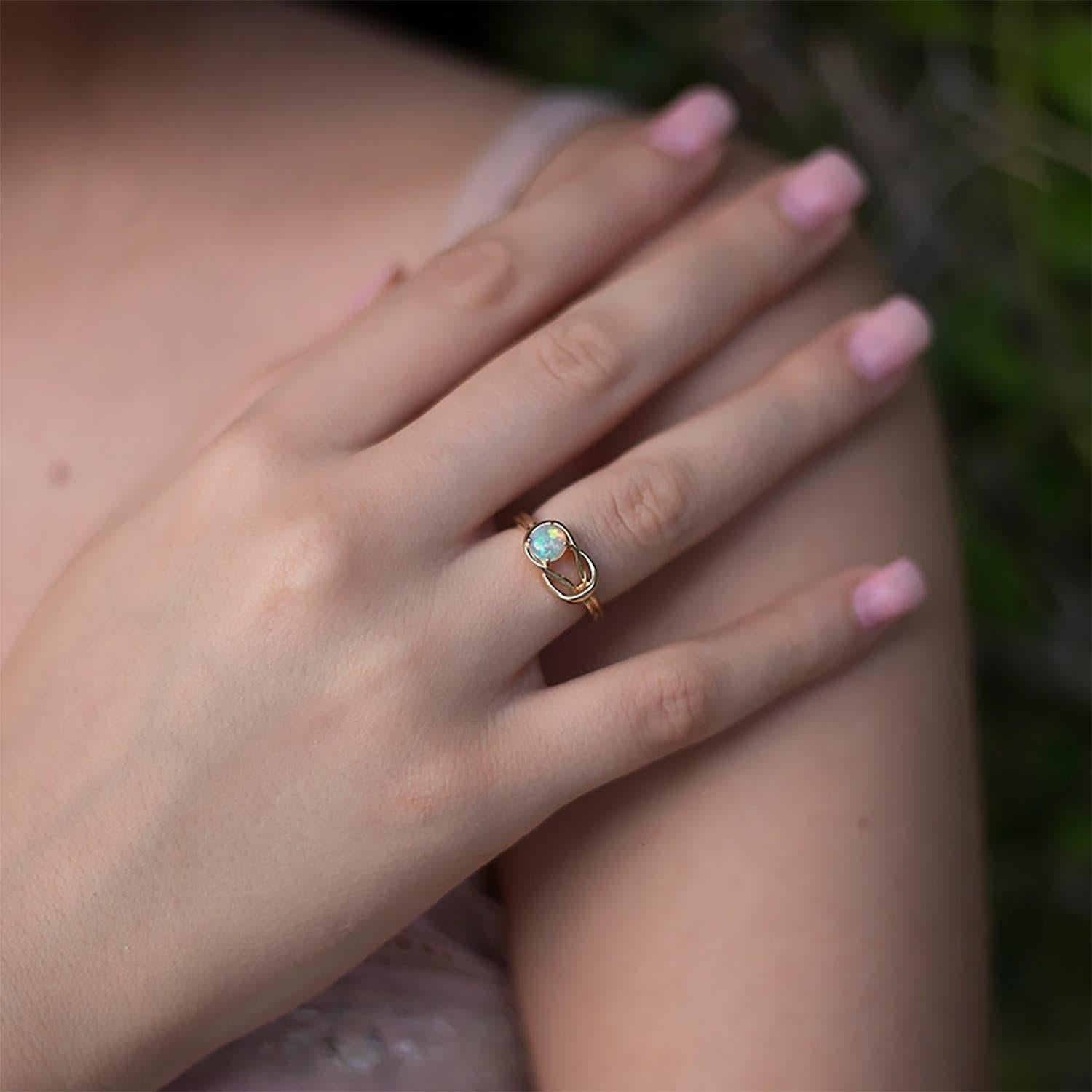Angara natürlichen Solitär Opal Infinity Knot Ring in 14K Solid Gold für Frauen (Rundschliff) im Angebot