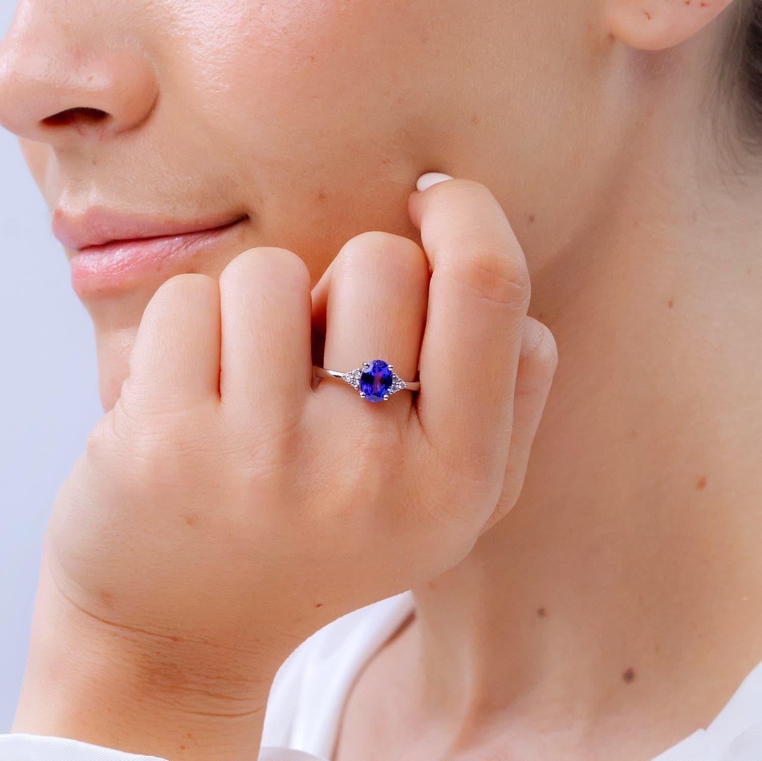 Angara natürlichen Solitär Oval 1,25 ct Tanzanite Versprechen Ring in 14K massivem Gold (Moderne) im Angebot