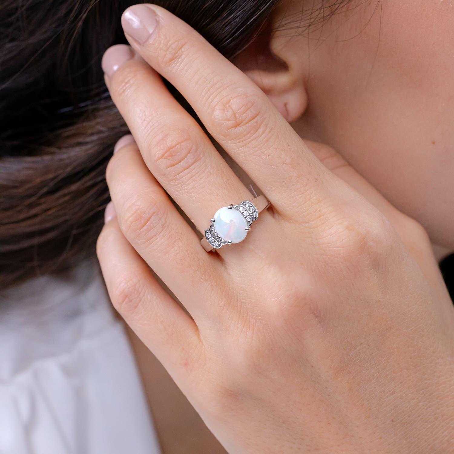 Angara natürlichen Solitär Oval 1,45 ct Opal und Diamant-Ring in 14K Solid Gold (Moderne) im Angebot