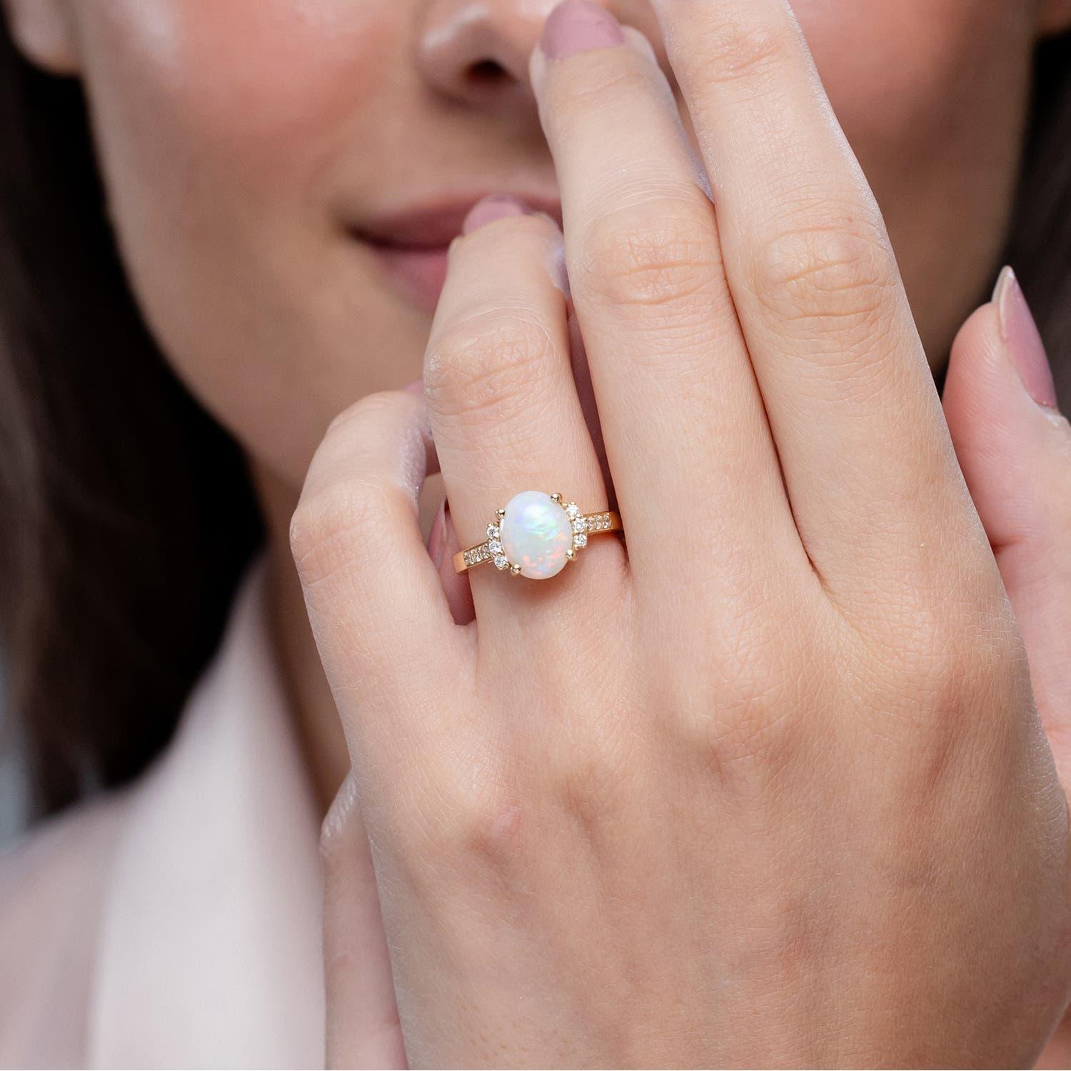 Angara natürlichen Solitär Oval 1,45 ct Opal und Diamant-Ring in 14K Solid Gold (Ovalschliff) im Angebot