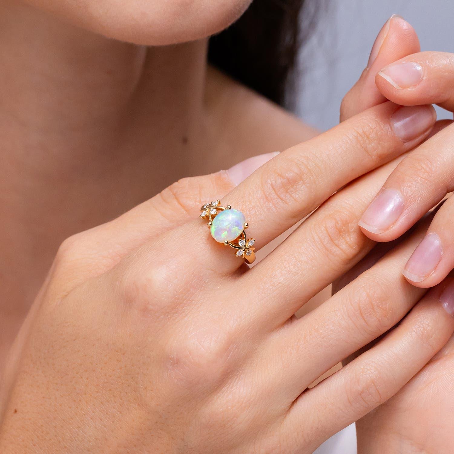 Angara natürlichen Solitär Oval 1,45 ct Opal Ring mit Diamanten in 14K Solid Gold (Moderne) im Angebot
