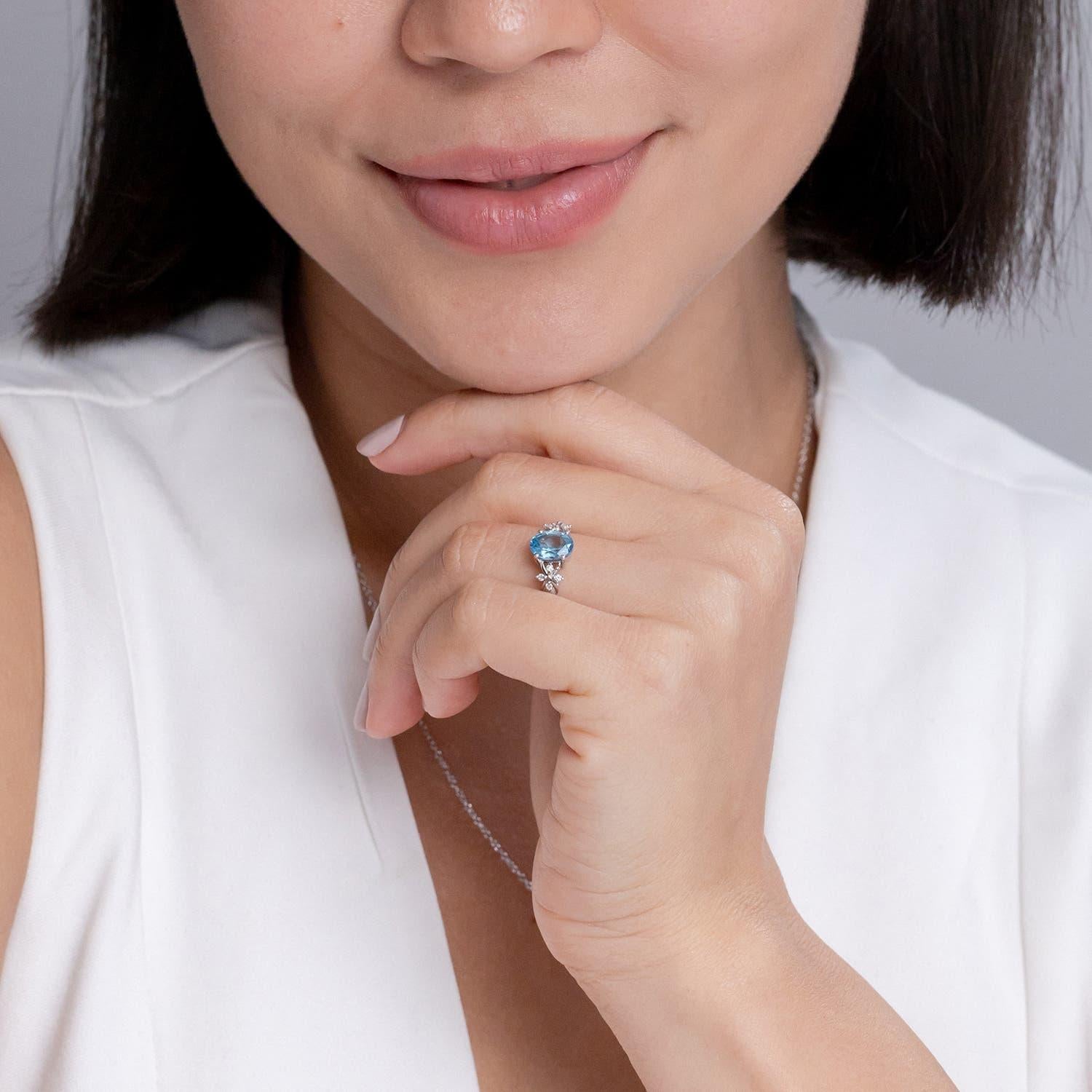 Moderno Anello Angara Natural Solitaire Oval 1.5 ct Swiss Blue Topaz & Diamond in oro 14K in vendita