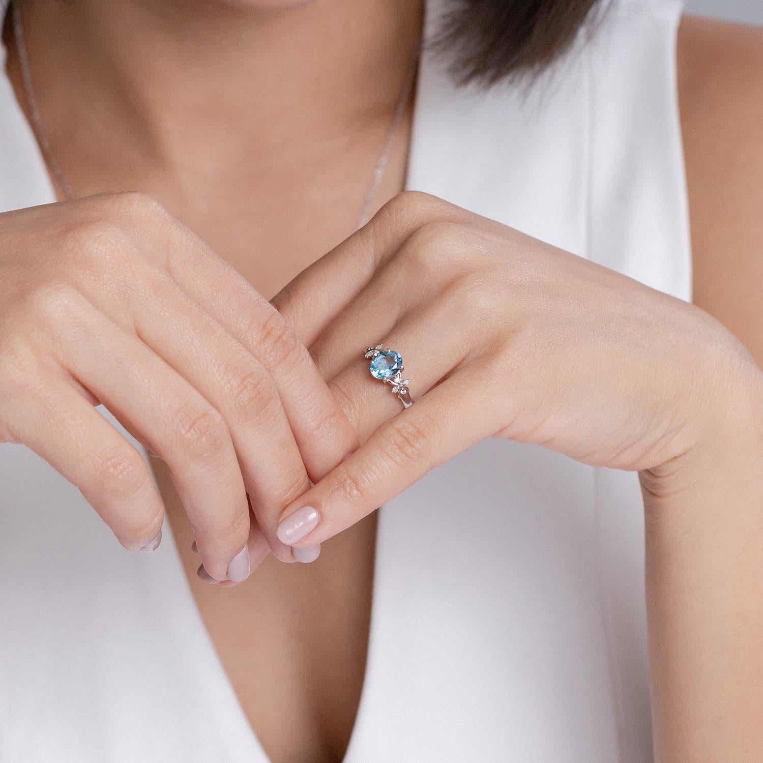 Anello Angara Natural Solitaire Oval 1.5 ct Swiss Blue Topaz & Diamond in oro 14K In condizioni Nuovo in vendita a Los Angeles, CA