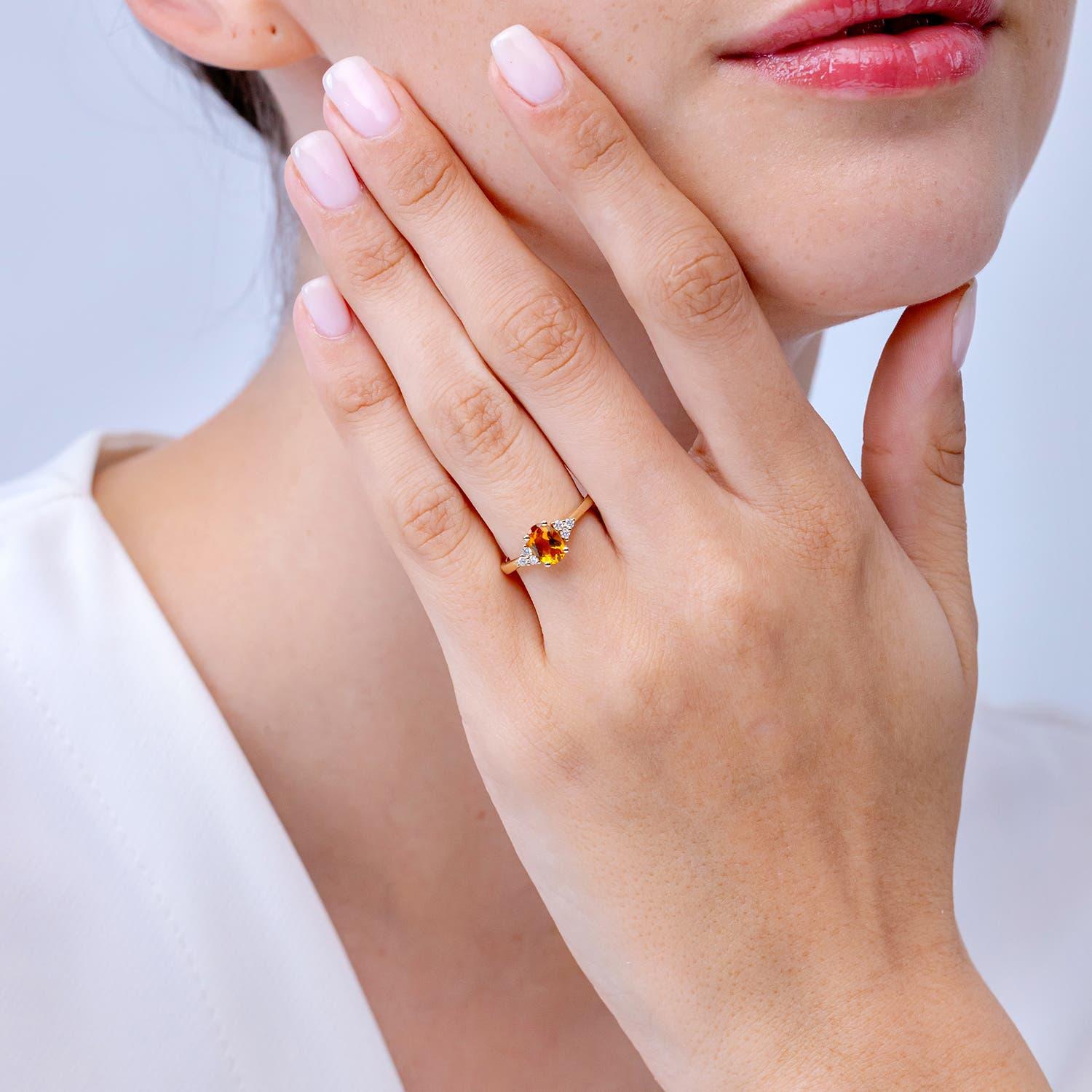 Anillo Angara de Citrino Ovalado Solitario Natural con Acento de Diamante en Oro Macizo de 14K Moderno en venta