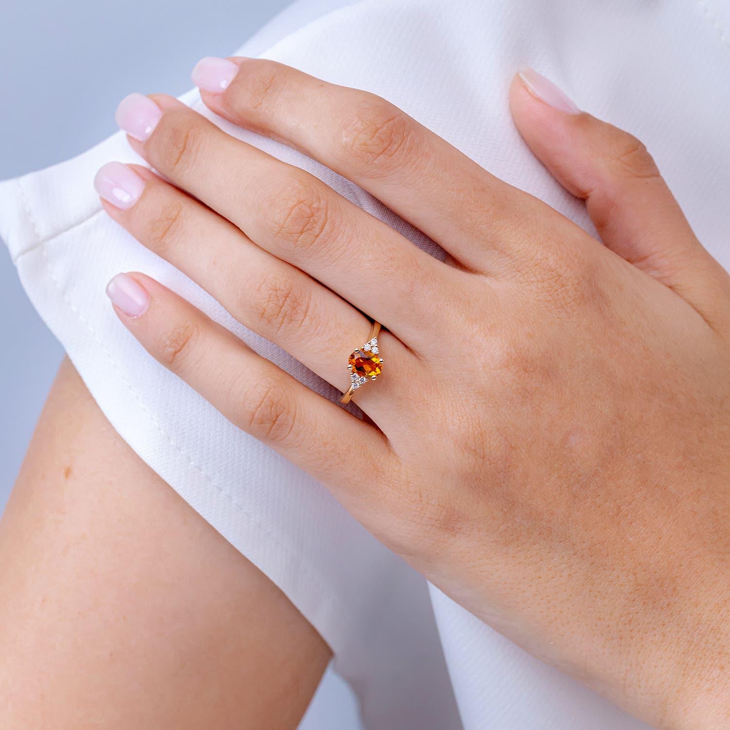 Anillo Angara de Citrino Ovalado Solitario Natural con Acento de Diamante en Oro Macizo de 14K Corte oval en venta