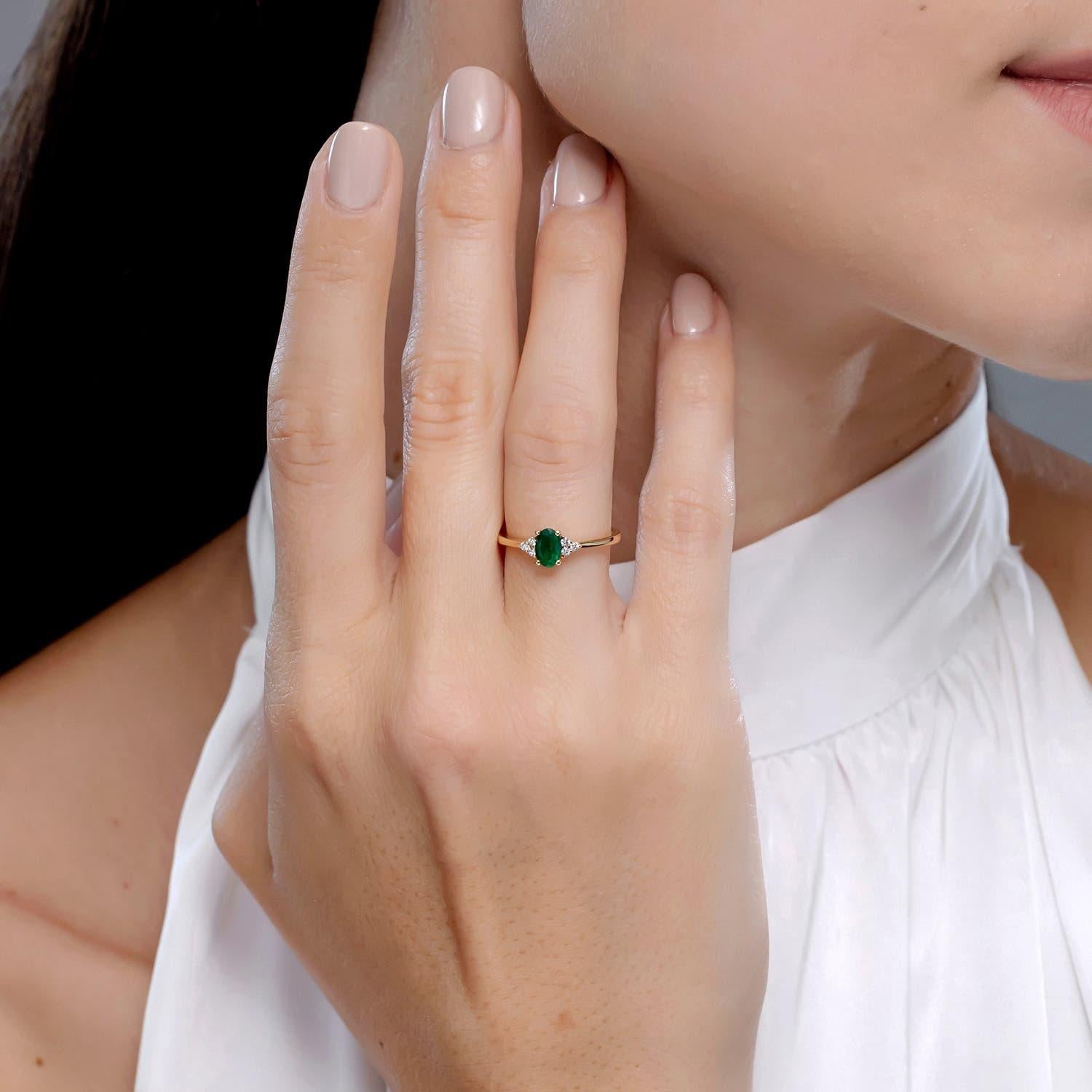 Moderno Anello Angara con smeraldo ovale solitario naturale e accenti di diamanti in oro massiccio 14 carati in vendita