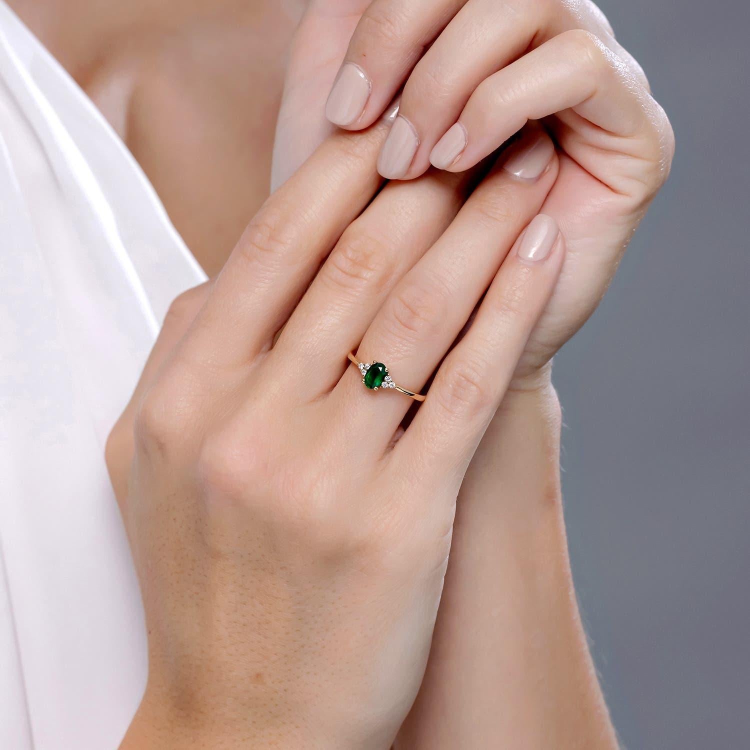 Taglio ovale Anello Angara con smeraldo ovale solitario naturale e accenti di diamanti in oro massiccio 14 carati in vendita