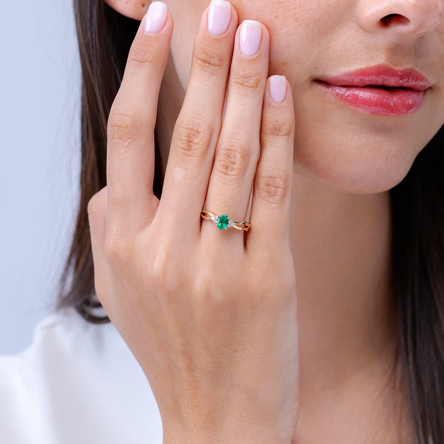 Anillo de compromiso Angara de oro de 14 quilates con solitario natural y esmeralda ovalada de vástago partido Moderno en venta