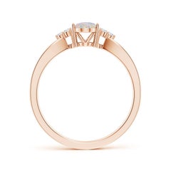 Angara Natural Solitär Oval Opal Ring mit Trio Diamanten in 14K Solid Gold