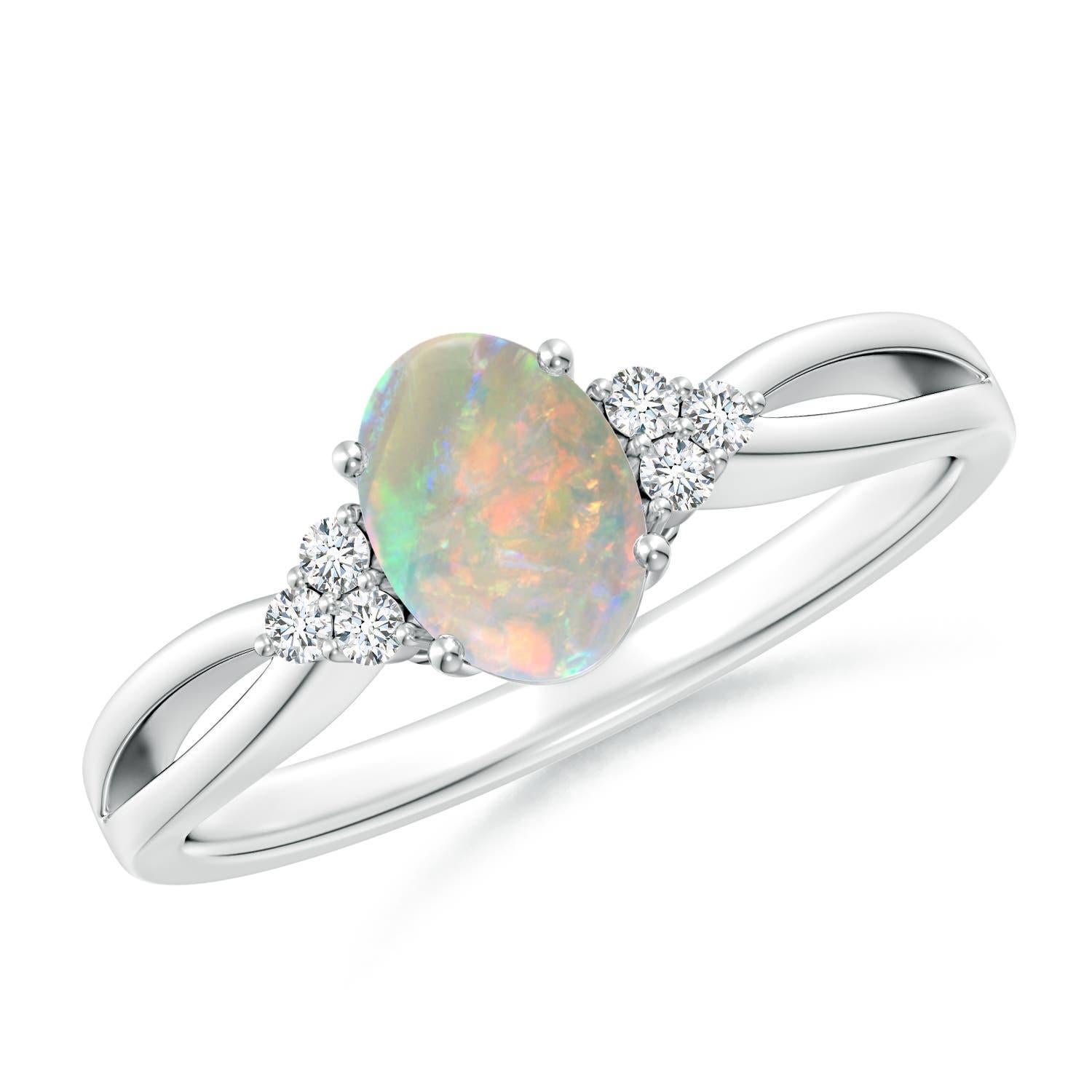 Anello Angara con Opale ovale solitario naturale e Trio di diamanti in oro massiccio 14 carati in vendita 1