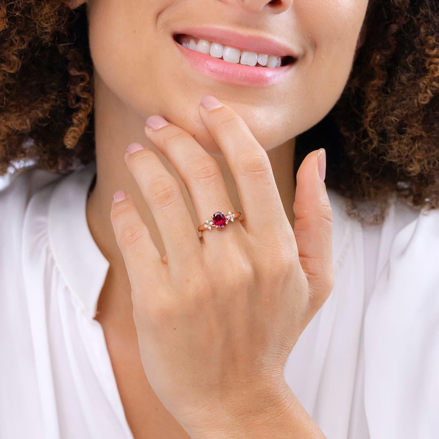 Angara natürlichen Solitär Oval Rhodolith Ring mit Diamanten in 14K massivem Gold (Moderne) im Angebot